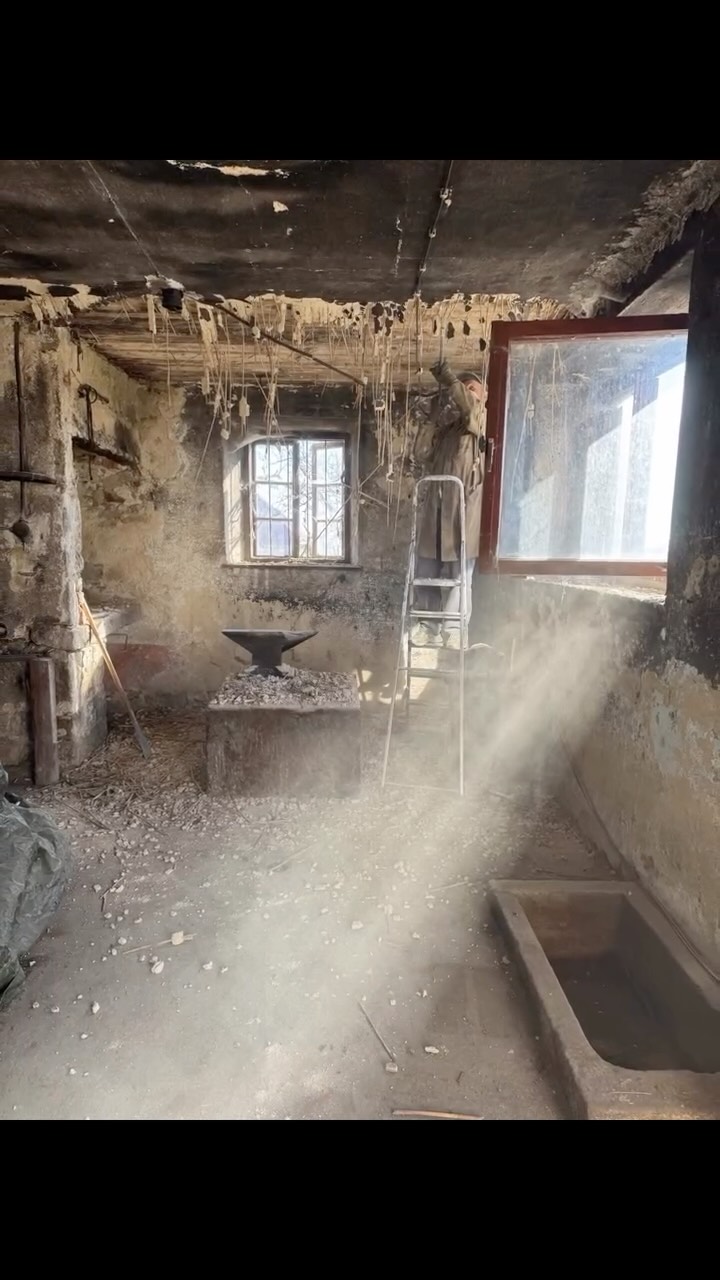 😏 „Warum liegt hier überall Stroh?“
Diese Frage musste einfach kommen 😅
Denn am Boden der alten Schmiede liegt tatsächlich überall Stroh. Das gehörte zum alten Schilf-Lehm-Aufbau an der Decke – und wenn man zu renovieren beginnt, merkt man erst, wie viel Geschichte in so einem Gebäude steckt.
An den letzten beiden Wochenenden sind die ersten Renovierungsarbeiten gestartet. Schritt für Schritt wird freigelegt, gestemmt, geschleppt und neu gedacht.
Und ganz ehrlich: Es macht unglaublich viel Spaß. 🔨
Zu sehen, was man mit der eigenen Kraft, mit den eigenen Händen – und mit der Unterstützung von Familie und Freunden – alles bewegen kann.
Da wird nicht nur eine alte Schmiede renoviert. Da entsteht Stück für Stück wieder ein Ort mit Feuer, Funkenflug und neuen Geschichten. Darauf könnt ihr euch verlassen 🔥🙂
#Schmiede #Renovierung #Handwerk #Funkenflug #BucketlistSchmied 🔥🔨