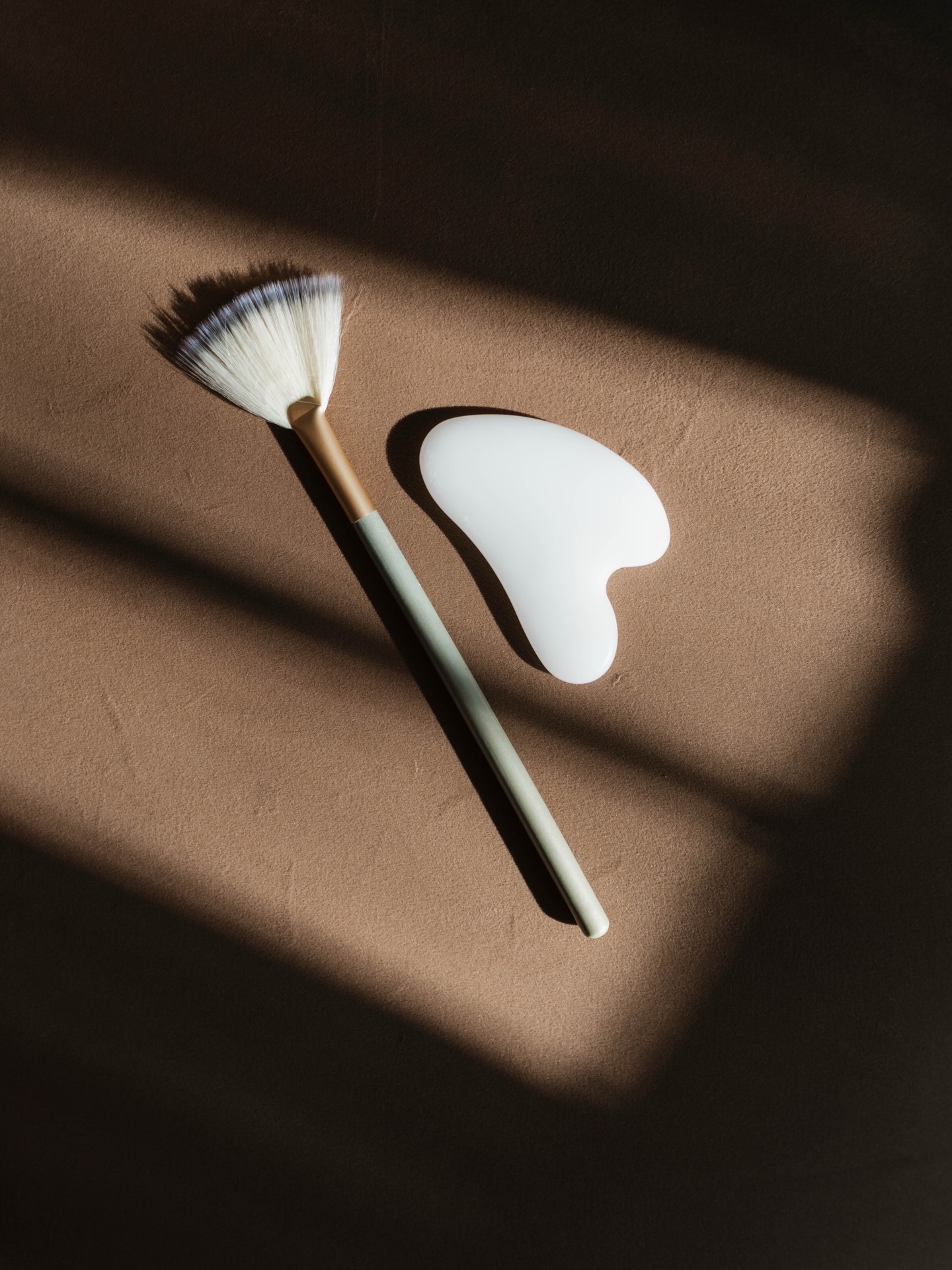 POV: Your under-eyes woke up more tired than you did 🥱☕️
Waking up with “the puff” is a mood, but it doesn’t have to be your look. If you’re dealing with fluid retention from a salty dinner or a late night, here’s your 3-step rescue mission:
The Chill Factor: Use cold spoons or an ice roller for 2 minutes. Cold = instant constriction and less swelling
Caffeine Kick: Apply a serum with Caffeine or Green Tea. It’s like a tiny “shrink-wrap” for your under-eyes
The Gentle Tap: Use your ring finger to lightly tap from the inner corner toward your temples. This manual drainage moves that trapped fluid right along
Pro Tip: Sleep with an extra pillow tonight! Let gravity do the work so you don’t have to🛌✨
Tag a friend who needs this morning hack! 👇