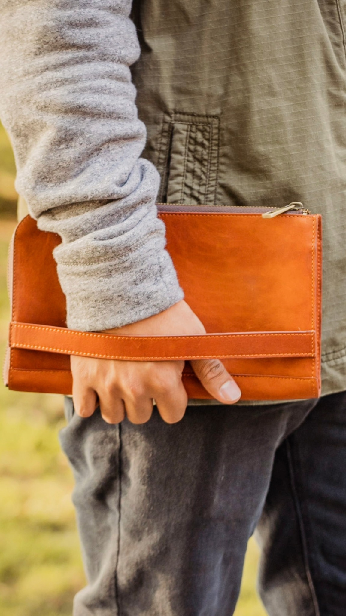 Another day in the city. Having a quick stroll with the Dylan✨ Just the important essentials in hand and ready for wherever the day goes👌
💼 Dylan Everyday Carry Clutch – Cognac
📍 SM Megamall, 3rd Level, Mega B
💳 www.theschoolofsatchel.com
#TheSchoolofSatchel #ClutchforMen #Clutch #leatherbag #PremiumLeather