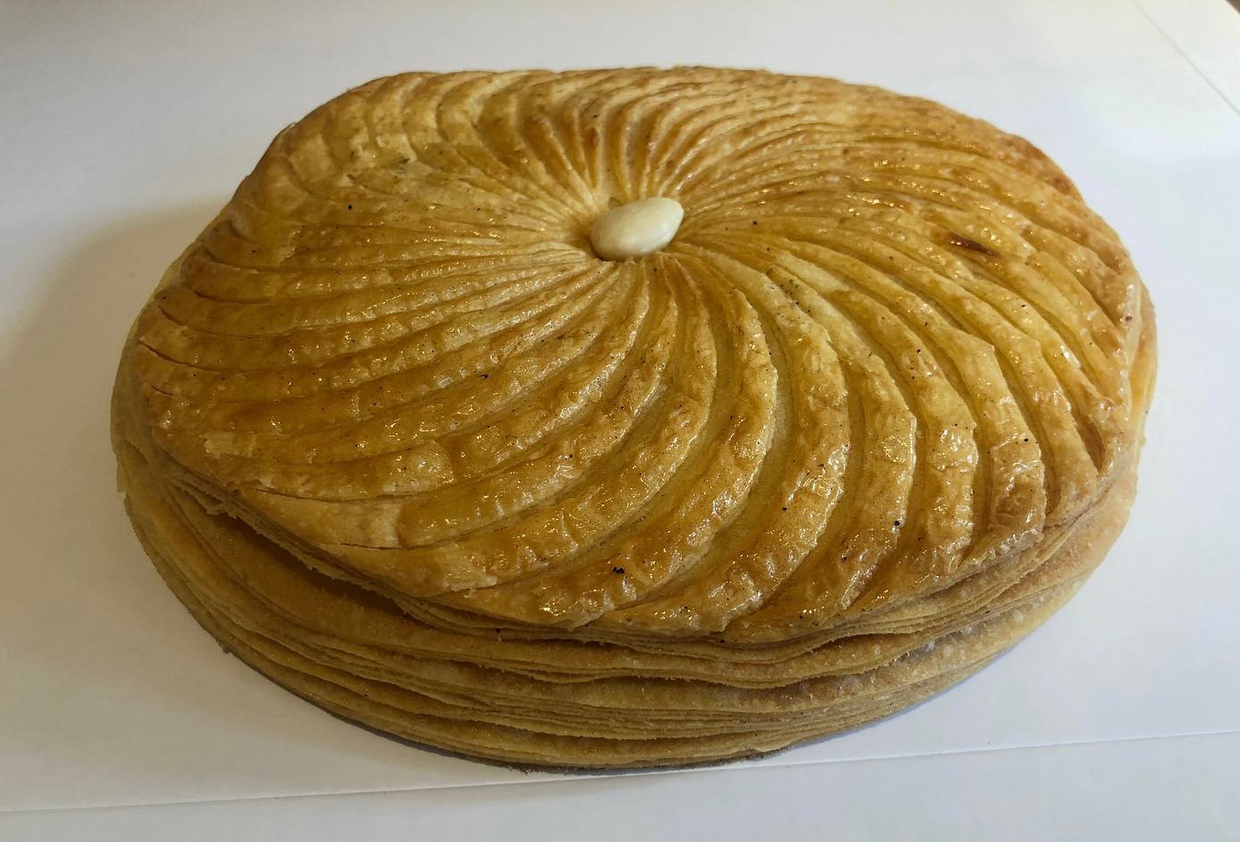 Demà a la botiga, a part dels tradicionals tortells de Reis, tindrem un any més a la venda la nostra Galette des rois!
Significa Galeta dels reis i són les postres tradicionals franceses d'aquestes dates.
Full de mantega invertit farcit de frangipane (crema pastissera amb ametlles i ron). Unitats de 500g i producció limitada! Afanya't si en vols una! 😋