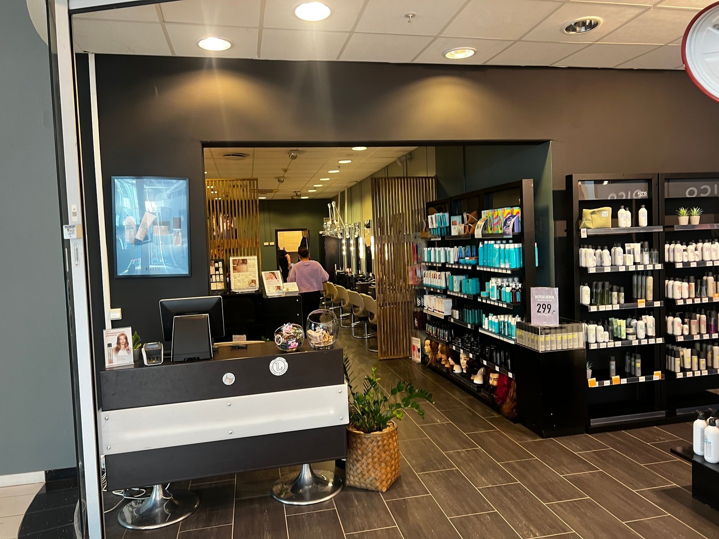 Det er mye som skjer bak kulissene før en butikk, eller restaurant er klar for åpning. Vi elsker å være en del av prosessen – fra gulvlegging og maling til montering av spesialinnredning.
Ta en titt et av våre nyere prosjekter for Monge Frisør – og kanskje blir ditt lokale vårt neste eventyr? 💼
www.newshop.no | post@newshop.no | +47 94 00 69 01