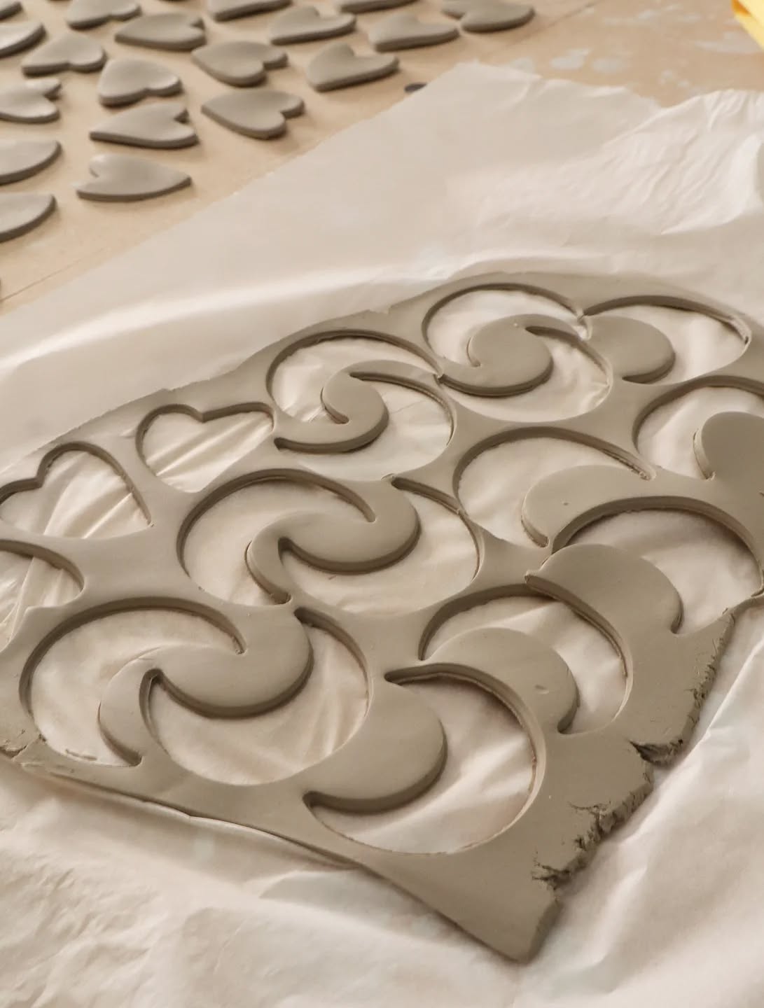 C'est reparti à l'atelier. Fabrication de nos bijoux muraux.
.
.
.
#poussiereredesrues #serigraphie #bijouxmuraux #handmade