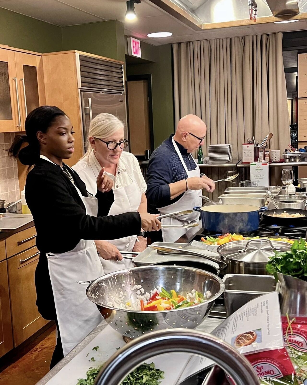 There's always room to learn 👩🍳
Whether you're a seasoned chef or kitchen novice, the @milwaukeepublicmarket's cooking classes will teach you something new each month 🤩 From cocktail classes to Southern comfort cooking demos, you'll find a new niche in your cooking routine 💁♀️
Click the link in our bio to explore March classes now 🔗
📸: @milwaukeepublicmarket