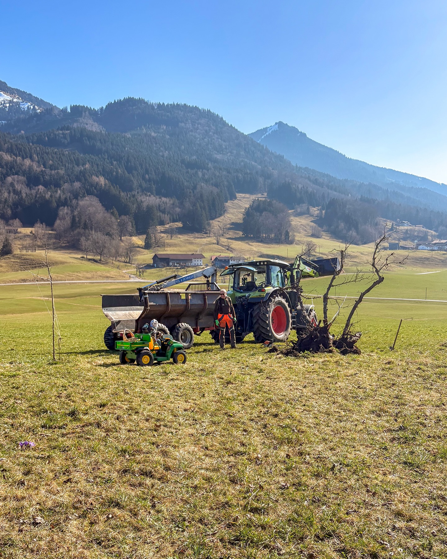 Große Maschinen, kleine Hände – und ganz viel Neugier. 🚜👦
Bei uns dürfen auch die Kleinsten schon erleben, wie sich Landwirtschaft anfühlt. 🌱Mitfahren, zuschauen, staunen und von den Großen lernen. 🤩👨🌾
Denn die Leidenschaft für unsere Wiesen beginnt oft schon lange, bevor man selbst am Steuer sitzt. 🤭
Wer von euch ist auch auf einem Bauernhof aufgewachsen? 🐮