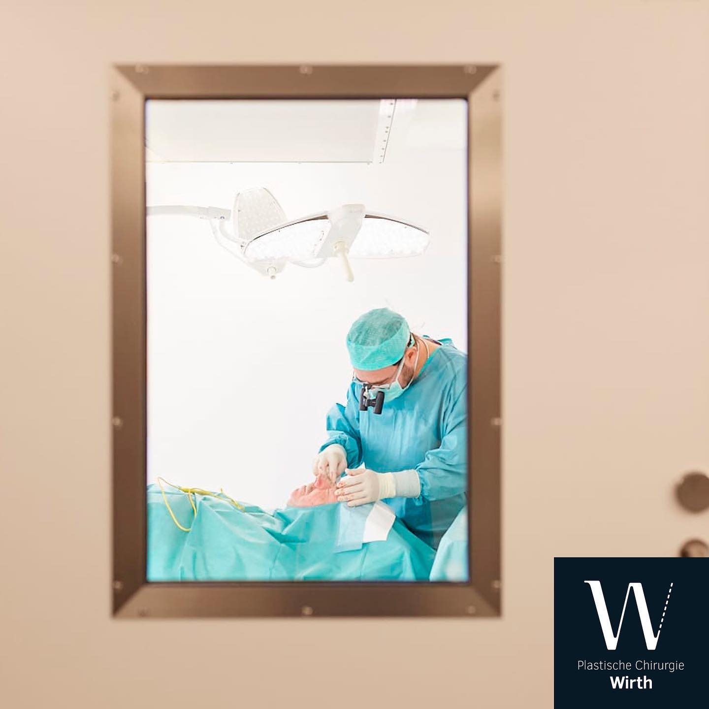 Die Plastische und Rekonstruktive Chirurgie ist seit über 15 Jahren meine Leidenschaft. Dabei geht es sowohl um ästhetische als auch funktionell bedingte Veränderungen des menschlichen Körpers. Unter mein Spezialgebiet fallen sowohl die Ästhetische wie auch die wiederherstellende Chirurgie, z.B nach Unfällen oder Tumoroperationen. Ich besitze die Facharzttitel der FMH in Allgemeiner sowie Plastisch-Rekonstruktiver und Ästhetischer Chirurgie. Durch die regelmässige Teilnahme an Weiterbildungen im Rahmen von nationalen und internationalen Kongressen kann ich Ihnen eine individuelle Beratung und Behandlung auf der Grundlage von fundiertem Wissen zu den neuesten Entwicklungen auf dem Gebiet der gesamten Plastischen Chirurgie garantieren. Ich bin sowohl Mitglied der Schweizerischen Gesellschaft für Chirurgie (SGC) wie auch der Schweizerischen Gesellschaft für Plastische, Rekonstruktive und Ästhetische Chirurgie (SGPRAC).
La chirurgie plastique et reconstructive est ma passion depuis plus de 15 ans. Il s‘agit de modifications à la fois esthétiques et fonctionnelles du corps humain. Je suis spécialisée dans la chirurgie esthétique et la chirurgie reconstructive, par exemple après des accidents ou des opérations de tumeurs. Je suis titulaire des titres de spécialiste FMH en chirurgie générale ainsi qu‘en chirurgie plastique-reconstructrice et esthétique. Grâce à ma participation régulière à des formations continues lors de congrès nationaux et internationaux, je peux vous garantir des conseils et des traitements individuels fondés sur une connaissance approfondie des derniers développements dans le domaine de la chirurgie plastique dans son ensemble. Je suis membre de la Société Suisse de Chirurgie (SGC) et de la Société Suisse de Chirurgie Plastique, Reconstructive et Esthétique (SGPRAC).
#praxiswirth #drmedraphaelwirth #plastischechirurgie