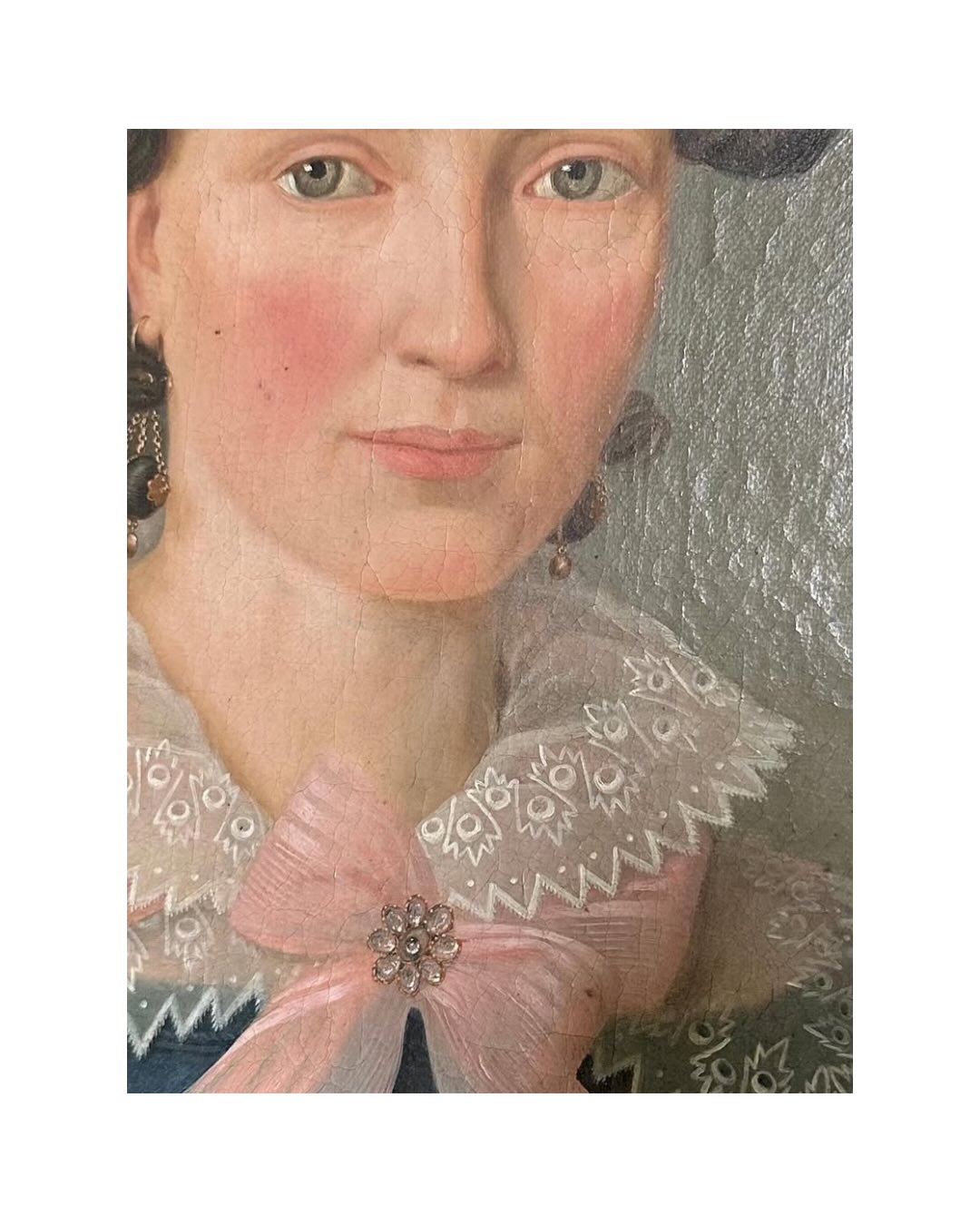 Feminine stemmer…
Jeg synes faktisk ikke længere, at man kan sige, at det kun er hårde alfahanner der styrer suverænt på den store verdensscene. Der findes efterhånden også alfahunner, der begår sig i handling og ord - på lige fod med mænd og de skikke, der præger rollen som ledere…
Jeg vil på sin vis ikke dømme den udvikling; at kvinder er blevet gode til at tale mandens sprog. Men blot minde om - her på kvindernes dag - at det feminine sprog også har sin berettigelse og bør fylde- og hyldes med mere anderkendelse og respekt for at skabe harmonisk balance i vores verden…
Så hvordan taler den feminine stemme?
Den har mindre fokus på kontrol og lineær tænkning, men er mere cyklisk og sansende i sin intelligens.
Det er kombinationen af kropslig signaler, intuitive fornemmelser og bevidst opmærksomhed, der guider.
Kreativitet, æstetik og skønhed pryder også de feminine egenskaber - sammen med moderlighed, sødme, omsorg og nærvær…
Lad os fejre disse vidunderlige kvaliteter - her på denne smukke søndag- i forårets spirrende lys…
Kærligst,
Pernille 💗
Video af Isabella Ducrot via Louisianna Channel og billede via @seanewyork
______________________________________
#kvindernesdag #kenddigselv #indrenavigation
#overgang #intuition