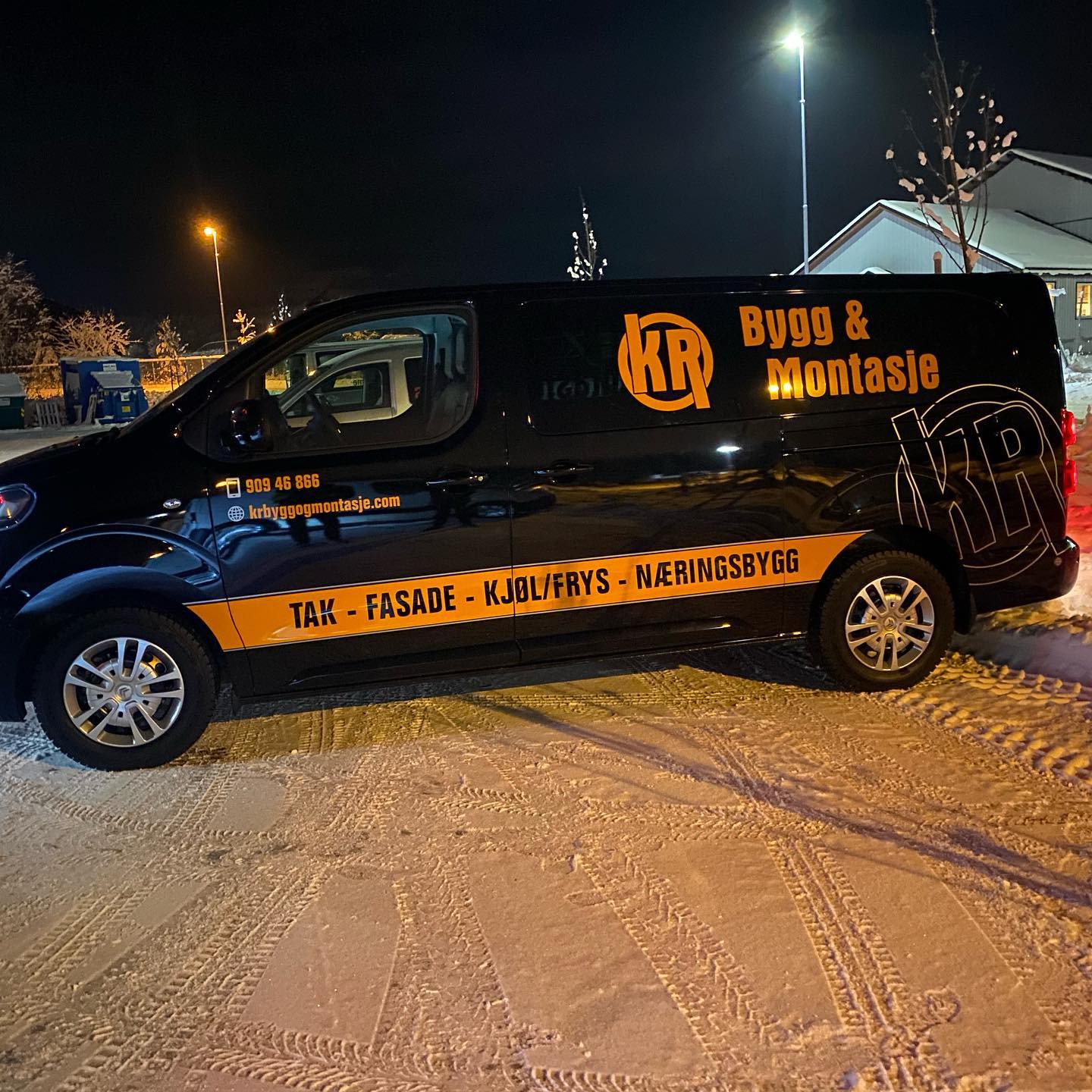 Første bil med reklame er klar for oppdrag.