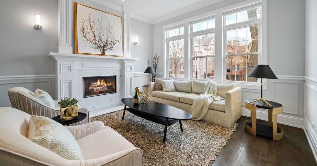Another classic example of elevated neutrals to show-off a beautiful home! #chicago #chicagorealestate #havenhomestager #chicagohomestaging #stagingworks #stagingsells #staging #homestaging