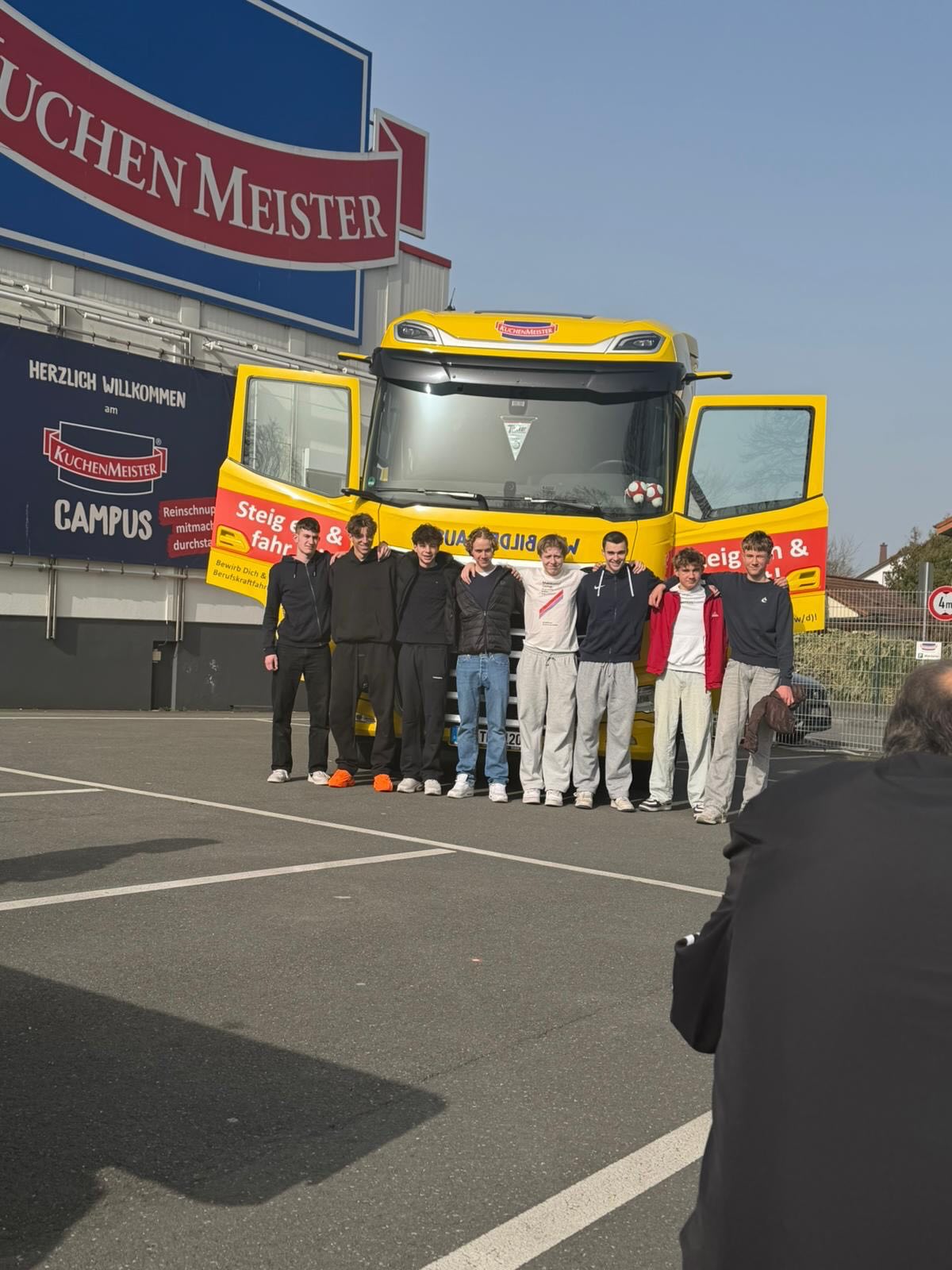 Rückblick auf den Campus Day bei KuchenMeister! 🙌
Am 7. März waren wir als BC70 Soest wieder beim Campus Day vertreten. Neben vielen interessanten Gesprächen hatten wir die Möglichkeit, uns die verschiedenen Ausbildungsberufe bei KuchenMeister genauer anzuschauen und spannende Einblicke in das Unternehmen zu bekommen.
Es war ein abwechslungsreicher Tag mit vielen Eindrücken – und natürlich eine tolle Gelegenheit, gemeinsam als Team unterwegs zu sein. 🏀
Vielen Dank an KuchenMeister und die Bundesagentur für Arbeit für die Organisation!
#bcgo #kuchenmeister #bundesagenturfürarbeit #bc70soest