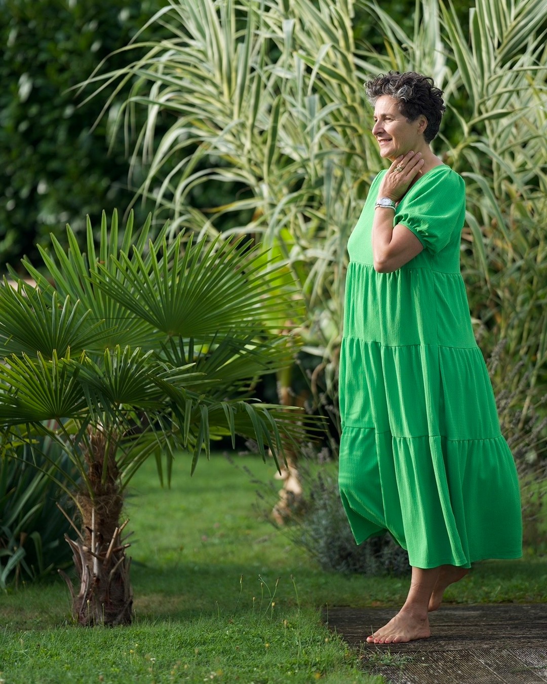 Et si mon arbre pouvait parler...
Je n'ai pas besoin de regarder un document généalogique pour savoir qu'ils sont là. Je n'ai pas besoin de connaître tous leurs prénoms ou leurs dates de naissance pour sentir leur présence.
Depuis toute petite, je sais que je ne marche pas seule.
Parfois, je me demande :
Combien étaient-ils avant moi ?
Combien de tempêtes ont-ils traversées pour que je puisse être là aujourd'hui ?
Est-ce que cette force brute que je sens en moi, cette capacité à me relever, vient d'eux ?
Si mon arbre pouvait parler, que me dirait-il ?
Peut-être qu'il me chuchoterait les secrets qu'on a tus par honte ou par protection.
Peut-être qu'il me dirait : "C'est bon, Elisabeth. Tu n'as plus besoin de porter cette tristesse. Elle est à nous, pas à toi."
Dans le silence de mes constellations, je les vois parfois apparaître. Pas comme des fantômes, mais comme des mémoires vivantes. Avec leurs blessures, oui, mais aussi avec leur immense dignité.
Je ne cherche pas la vérité historique. Je cherche la vérité du cœur. Celle qui se ressent dans les tripes quand un nœud se défait, quand une larme coule enfin, quand un ancêtre retrouve sa place et nous regarde avec bienveillance.
C'est pour ça que j'aime tant les constellations familiales.
Parce que c'est le seul endroit où le temps n'existe plus.
Où l'on peut enfin se rencontrer, se parler d'âme à âme, et se dire ce qui n'a jamais pu être dit.
À ceux qui m'ont précédée, connus et inconnus.
Merci pour la vie. Je ferai de mon mieux pour en faire quelque chose de beau.
Et vous, si votre arbre pouvait parler, qu'aimeriez-vous qu'il vous dise ?
-----
Si tu me découvres, je suis Elisabeth Barget, thérapeute en libération émotionnelle et comportementale depuis plus de 10 ans. Mon approche est directe, bienveillante et sans détour : je t'aide à te délester du poids du passé pour transformer ta vie. Abonne-toi pour continuer le chemin ensemble.