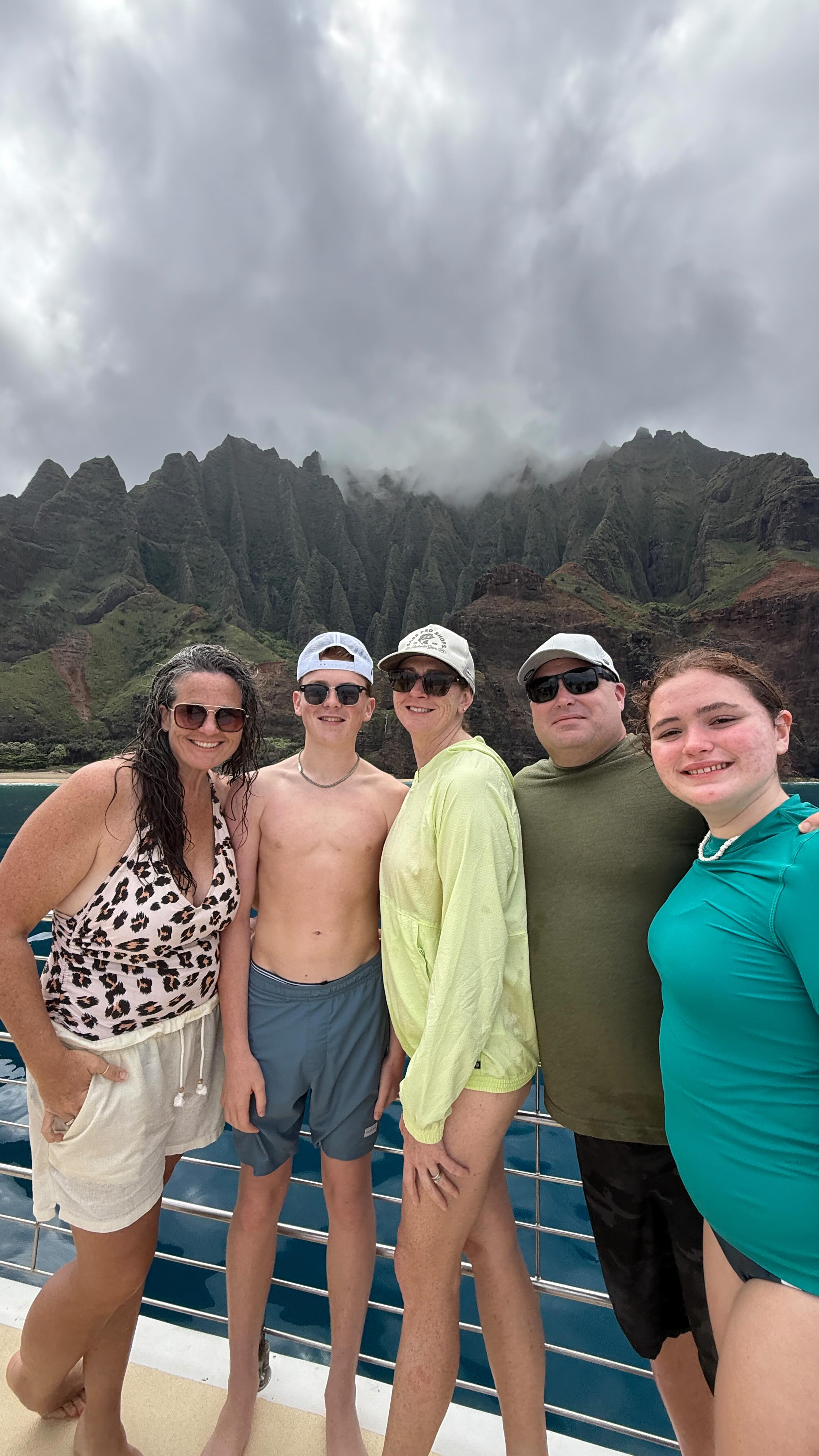 Hawaii - you have had my heart for a long time, even left a piece of myself there a few years back🫠😅 First time to #kauai and it won’t be my last!! Thankful to be able to spend precious quality time with some of my favorite people in a new favorite place!! #napalicoast for the win!!