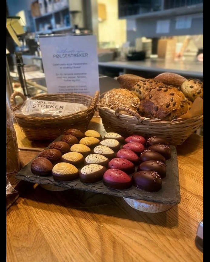 Vi har fått inn deilige sjokolade- og marsipan-påskeegg. 🥚
Blant annet:
- Amber — Amber Classic-sjokolade, vanilje, karamell og marsipan
- Fleur d’orange — Amber Classic-sjokolade, nougat, fleur d'orange og marsipan
- Raspberry — hvit sjokolade, bringebær, karamell og marsipan
Tilgjengelig i disken vår i Ryfylkegata 30.