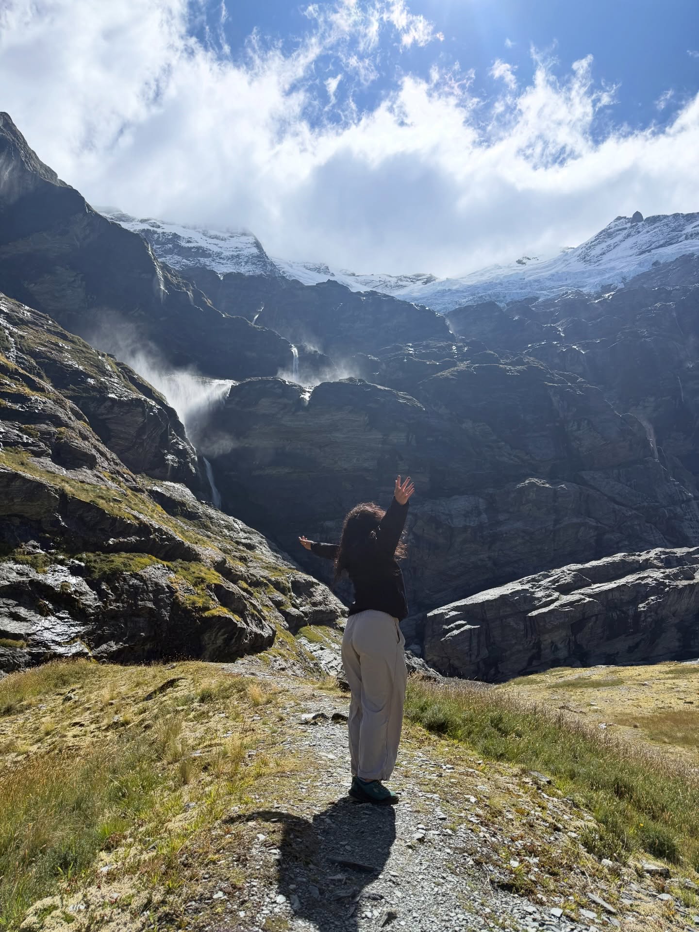 every day feels like Wonderland in New Zealand🌀🏔️🤸♀️✨
currently: living in my wildest dreams.
Some magical moments hiking through the mountains of S Island. It feels good to feel so small. Stay tuned for more :)
#newzealand #newzealandvacations #hiking #travel