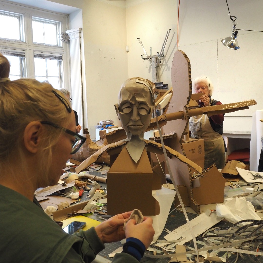 ๐๐๐๐ฒ๐๐ฅ๐๐ ๐๐๐ฎ๐ฅ๐ฉ๐ญ๐ฎ๐ซ๐ ๐๐๐ซ๐๐ญ๐ก๐จ๐ง ๐๐ฆ๐ฆ๐๐ซ๐ฌ๐ข๐จ๐ง ๐ฐ๐ข๐ญ๐ก ๐๐ข๐๐ก๐๐๐ฅ ๐๐๐ซ๐๐๐ ๐ญโฃโฃ
โฃโฃ
We're excited to welcome back ๐๐ข๐๐ก๐๐๐ฅ ๐๐๐ซ๐๐๐, joining us from Hawaii, whose expertise spans theatre prop-making, Japanese mask carving, and master-level drawing, painting, and printmaking. This immersive 5-day workshop begins with ๐ก๐๐ง๐๐ฌ-๐จ๐ง ๐๐๐ซ๐๐๐จ๐๐ซ๐ ๐ฉ๐ซ๐จ๐ฉ-๐๐ฎ๐ข๐ฅ๐๐ข๐ง๐ , where students ๐๐จ๐ง๐ฌ๐ญ๐ซ๐ฎ๐๐ญ ๐ฅ๐ข๐๐-๐ฌ๐ข๐ณ๐ ๐ญ๐ก๐ซ๐๐-๐๐ข๐ฆ๐๐ง๐ฌ๐ข๐จ๐ง๐๐ฅ ๐๐ซ๐๐๐ญ๐ฎ๐ซ๐๐ฌ that will be installed throughout the studio and suspended from the ceiling. The resulting ๐ซ๐จ๐จ๐ฆ-๐ฌ๐ข๐ณ๐๐ ๐ข๐ง๐ฌ๐ญ๐๐ฅ๐ฅ๐๐ญ๐ข๐จ๐ง will ๐๐จ๐ฎ๐๐ฅ๐ ๐๐ฌ ๐ ๐ฌ๐ญ๐ข๐ฅ๐ฅ ๐ฅ๐ข๐๐ from which students will draw over the following days. Michael will also offer lectures covering topics such as Asian and Hawaiian art history, mask-making traditions, and contemporary artistic practices.โฃ
โฃ
๐๐๐๐ฒ๐๐ฅ๐๐ ๐๐๐ฎ๐ฅ๐ฉ๐ญ๐ฎ๐ซ๐ ๐๐๐ซ๐๐ญ๐ก๐จ๐ง ๐๐ฆ๐ฆ๐๐ซ๐ฌ๐ข๐จ๐ง ๐๐จ๐ซ๐ค๐ฌ๐ก๐จ๐ฉ ๐๐๐ญ๐๐ข๐ฅ๐ฌโฃ
Monday, March 30 - Friday, April 3โฃ
10:00 AM TO 4:00 PM dailyโฃ
All Levelsโฃ
โฃ
๐๐ฎ๐ซ๐ซ๐ฒ, ๐ญ๐ก๐๐ซ๐ ๐๐ซ๐ ๐จ๐ง๐ฅ๐ฒ ๐ ๐๐๐ฐ ๐ฌ๐ฉ๐จ๐ญ๐ฌ ๐ฅ๐๐๐ญ! ๐๐ฅ๐ข๐๐ค ๐ญ๐ก๐ ๐ฅ๐ข๐ง๐ค ๐ข๐ง ๐๐ข๐จ ๐ญ๐จ ๐ซ๐๐ ๐ข๐ฌ๐ญ๐๐ซ!โฃ
โฃโฃ
#ArtWorkshop #CardboardCreatures #ContemporaryArt #AsianArtHistory #HawaiianArt #CreativeProcess #StillLife #ArtInAction #StudioLife #MichaelHarada #EcoArt #WashingtonStudioSchool #Sculpture #SculptureClasses