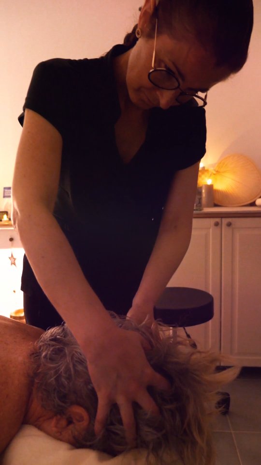 Lâcher prise… tout commence par le cuir chevelu.
Merci à ma videaste préférée @nest_pelissanne pour ton soutien 🥰🥰 Entraide et sororité voilà pourquoi j'aime mon métier
#miramas #massagemiramas #Massagerelaxant #massagecranien