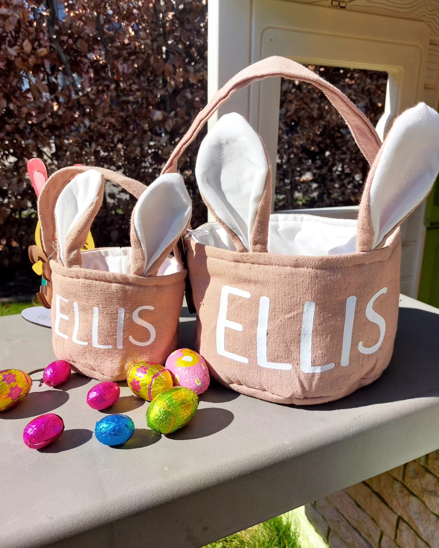 🐣 PASEN 🐣
Vier Pasen in stijl met onze handgemaakte paasmandjes, lokaal vervaardigd met liefde en zorg voor de planeet. Elk mandje is gemaakt van duurzame materialen en straalt ambacht en kwaliteit uit. Perfect om paaseieren te verzamelen en een blijvende herinnering te creëren.
Keuze uit 3 prachtige kleuren: Oud roze - Beige – Wit
Inclusief gepersonaliseerde houten paashanger
Elk mandje wordt geleverd met een houten paashanger, zorgvuldig gemaakt van duurzaam hout en voorzien van een persoonlijke touch. Na de paaseierenzoektocht is de hanger een leuke toevoeging aan je paasboom of lente-decoratie.
Keuze uit 4 varianten.
Twee formaten voor elke paaseierenzoeker:
_ Klein (12 cm x 10 cm) – Ideaal voor de allerkleinsten: lichtgewicht, compact en makkelijk vast te houden.
_ Groot (18 cm x 12 cm) – Perfect voor grotere avonturen en meer paasschatten
#Pasen #Paasmandjes #gepersonaliseerd #paaseierenzoeken #voorgrootenklein #duurzaam #koopinherzele #kooplokaal #herzele #handgemaakt