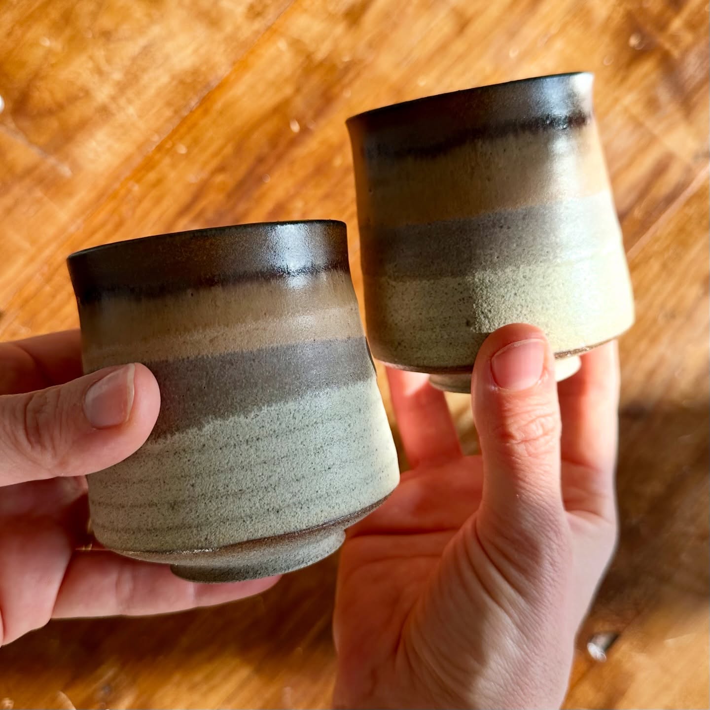 כוסות חדשות יצאו מהתנור ולכל זוג קסם משלו ✨
לפרטים ולהזמנה אפשר לשלוח לי הודעה 📩
#handmadeceramics
#ceramiccup
#potterylove
#madebyhand
#stoneware