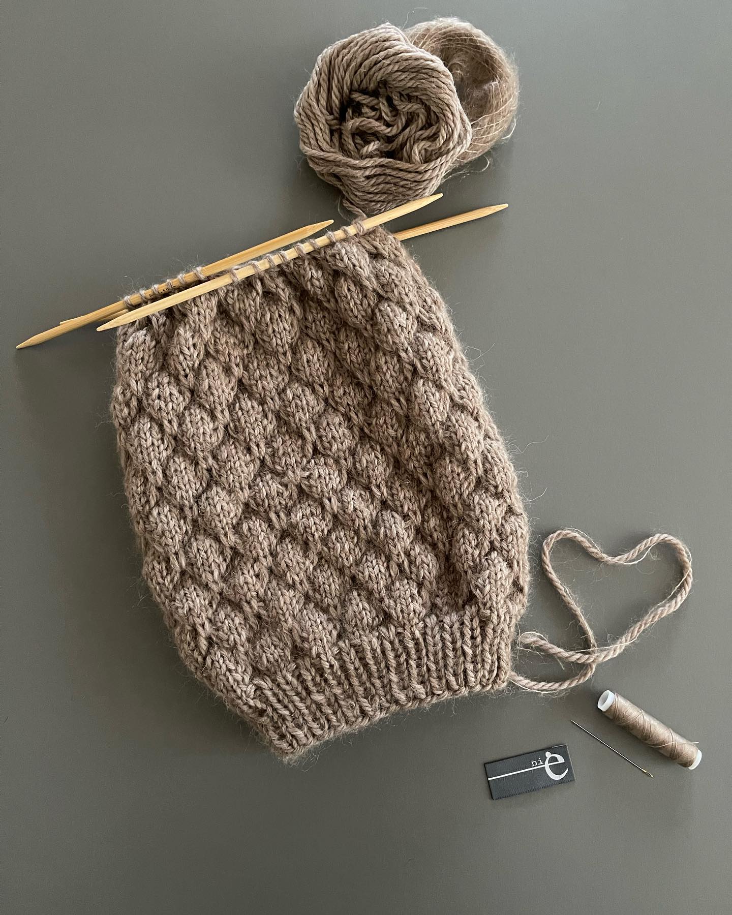 Mütze STINA
Ist sie nicht toll? Die Mütze STINA in beige gestrickt aus @langyarns_official Carpe Diem, Farbe 714.0339 mit Mohairluxe, Farbe 698.0126
Unser Kater ist auch begeistert ;-). Ich hoffe, die Kundin hat keine Katzenhaarallergie 🥴.
Die Anleitung ist auf meiner Website oder als Sofortdownload auf ravelry erhältlich. Die Wolle @strickcafe oder in einem Wollfachgeschäft in Deiner Nähe.
#stina #mützestina #diy #pattern #workshops @knittingwithfriends #carpediem #mohairluxe #nie_knitwear #knitwearolten #slowfashion #buylocal #whomadeyourbeanie #whomadeyourclothes #madeinswitzerland #olten #zürich #aarau #bern #basel #luzern