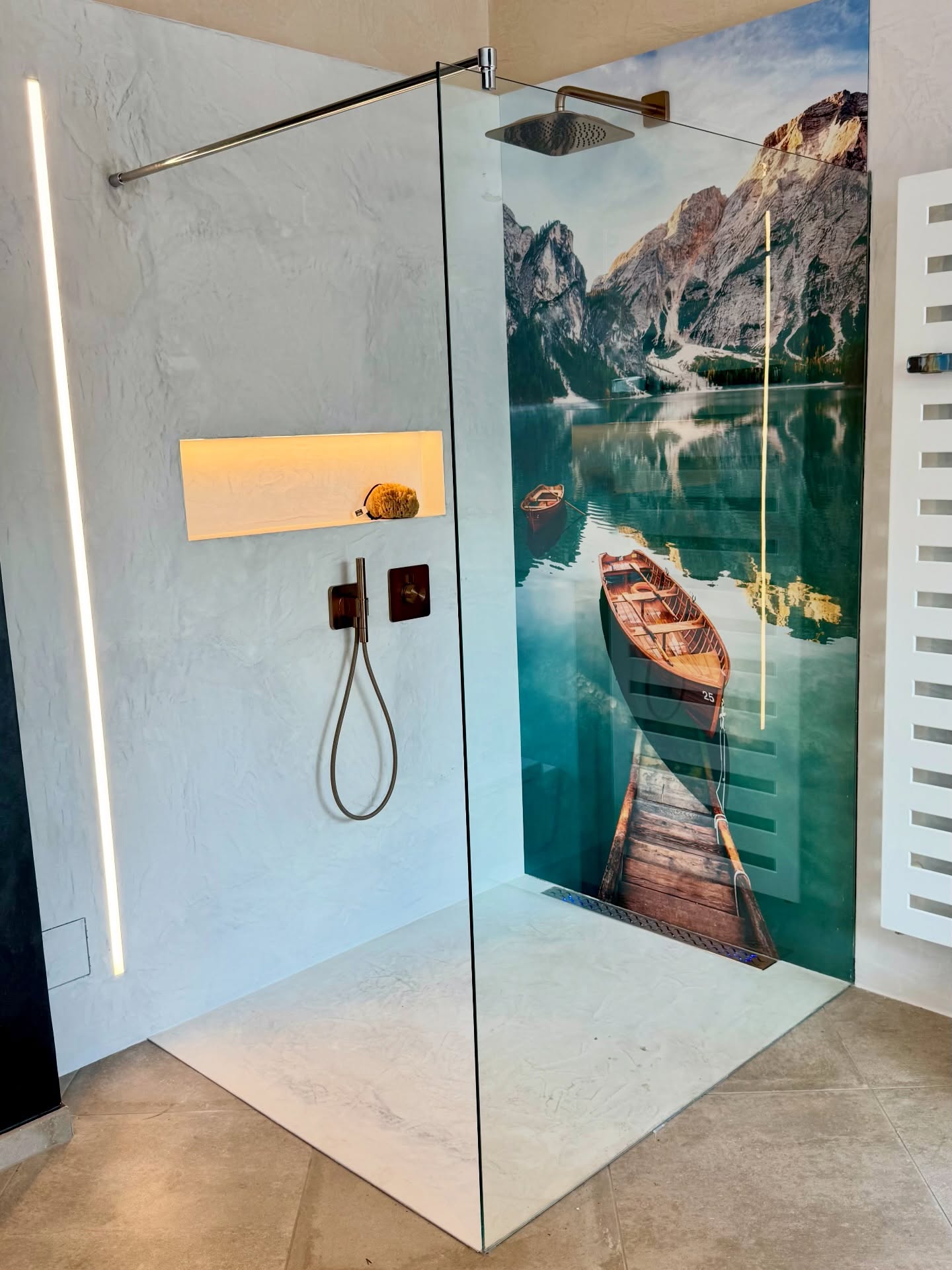 Weniger Fugen. Mehr Design. ✨
Diese Dusche aus unserer Ausstellung zeigt, wie modern Minimalismus im Bad wirken kann. Fugenfreier Micro-Zement und eine Vipanel Designplatte sorgen für eine ruhige, durchgängige Fläche und eine besonders klare Optik.
Die AXOR Citterio C Armaturen in Brushed Bronze setzen dazu einen edlen Akzent und unterstreichen die minimalistische Gestaltung.
Wie gefällt euch der fugenlose Look im Bad?
#badinspiration #baddesign #badezimmer #badgestaltung #fugenlosesbad