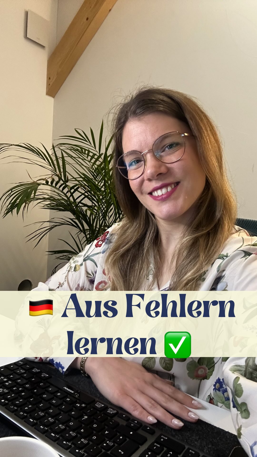 💡 So vermeidest du diese 2 typischen Fehler auf Deutsch! 🇩🇪 ☑️
Viele Lernende machen immer wieder ähnliche Fehler. Das ist völlig normal – wichtig ist nur, dass du dir irgendwann dieser Fehler bewusst wirst, daraus lernst und sie in Zukunft vermeiden kannst! 😊 Fehler sind also eine Chance, dein Deutsch zu verbessern! 🥳
Deshalb habe ich ein PDF mit 20 typischen Fehlern auf B2-Niveau erstellt, damit du gezielt daraus lernen kannst.
💬 Kommentiere VERBESSERN, wenn du das PDF bekommen möchtest – und schau danach direkt in deine DMs! 📩
Und das sind die zwei typischen Fehler, die ich in diesem Video erklärt habe:
➡️ „Der Patient ist besser.“ ❌
Wenn man über den Gesundheitszustand spricht, benutzt man im Deutschen typischerweise das Verb „gehen“. Das Subjekt ist „es“ und die Person steht im Dativ. Du sagst ja auch: „Mir geht es gut“ ✅ – und nicht „Ich bin gut!“ ❌ 😉
✅ Dem Patienten geht es besser.
➡️ „Ich habe der ganze Tag gelernt.“ ❌
Temporale Angaben ohne Präposition stehen im Deutschen im Akkusativ. Bei maskulinen Wörtern brauchst du deshalb die Endung „-n“ am Artikel bzw. Adjektiv:
✅ Ich habe den ganzen Tag gelernt.
✅ Wir treffen uns nächsten Montag.
Ich hoffe, dieses Video hat dir geholfen!
Liebe Grüße
Deine Deutschlehrerin
Verenita
🖤❤️💛
#deutschlernen #deutschb2 #deutschunterricht #deutschkurs #deutschverbessern