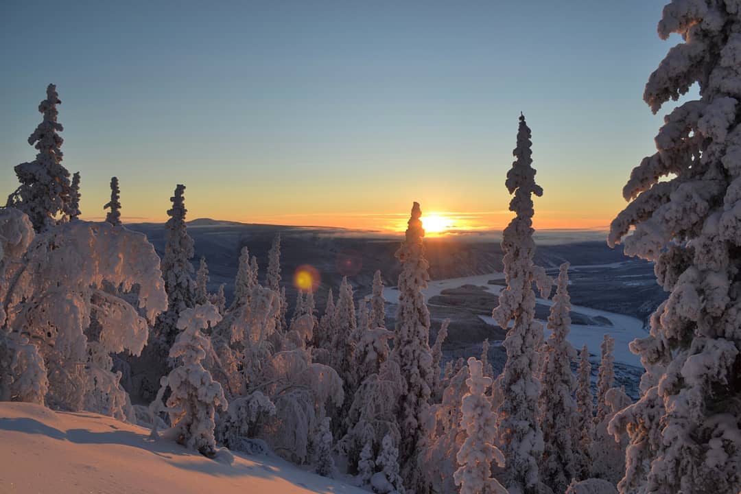 C'était le Yukon. Une région parmi les plus sauvages et les plus belles qu'il m'ait été donné de parcourir. Nichée au bord de l'immense fleuve Yukon, la petite ville de Dawson City, qui depuis une semaine est sous l'influence d'une crête arctique qui fait osciller la température entre -45 et -50°C.
#exploreyukon
#yukon
#explorecanada
#enjoycanada
#travelyukon
#sunset
#visitdawsoncity
#winterwonderland