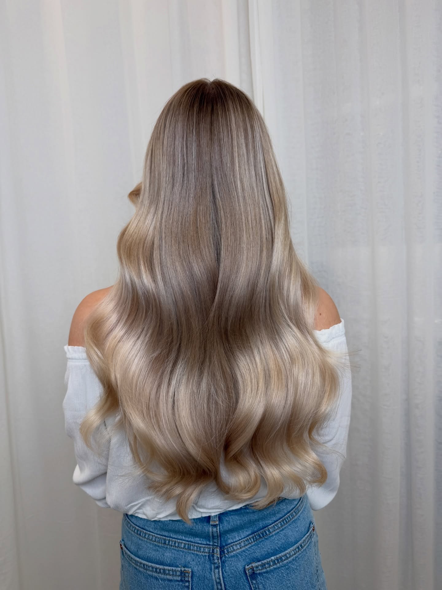 𝘈𝘪𝘳𝘵𝘰𝘶𝘤𝘩 𝘔𝘢𝘴𝘵𝘦𝘳𝘤𝘭𝘢𝘴𝘴 ✨
Veronika war letztes Wochenende bei der Airtouch Balayage Masterclass bei @haarkunstnikimadunovic und durfte unglaublich viel Neues lernen 🤍
Neben neuen Airtouch-Techniken und verschiedenen Umsetzungsformen ging es auch um Theorie, Social-Media-Tipps und spannende Business-Themen. Ein Wochenende voller Inspiration, Wissen und neuer Ideen für noch schönere Blond-Ergebnisse.
Das Ergebnis seht ihr hier:
Von einem blockigen, alten Strähnenergebnis mit hartem Nachwuchs zu einem super soften, kühlen Blond mit Airtouch Balayage und Face Framing. ✨
Im letzten Swipe findet ihr das Vorher – der Unterschied spricht für sich.
Wir lieben es, uns ständig weiterzubilden, neue Techniken zu lernen und euch die schönsten Ergebnisse im Salon zu zaubern. 🤍
#Airtouch #AirtouchBalayage #BlondSpezialist
#BalayageBlond BlondTransformation BlondExpert
FriseurWeiterbildung Masterclass HairEducation
ModernBlond FaceFraming BlondHairGoals
SalonLiebe Friseurhandwerk HairTransformation