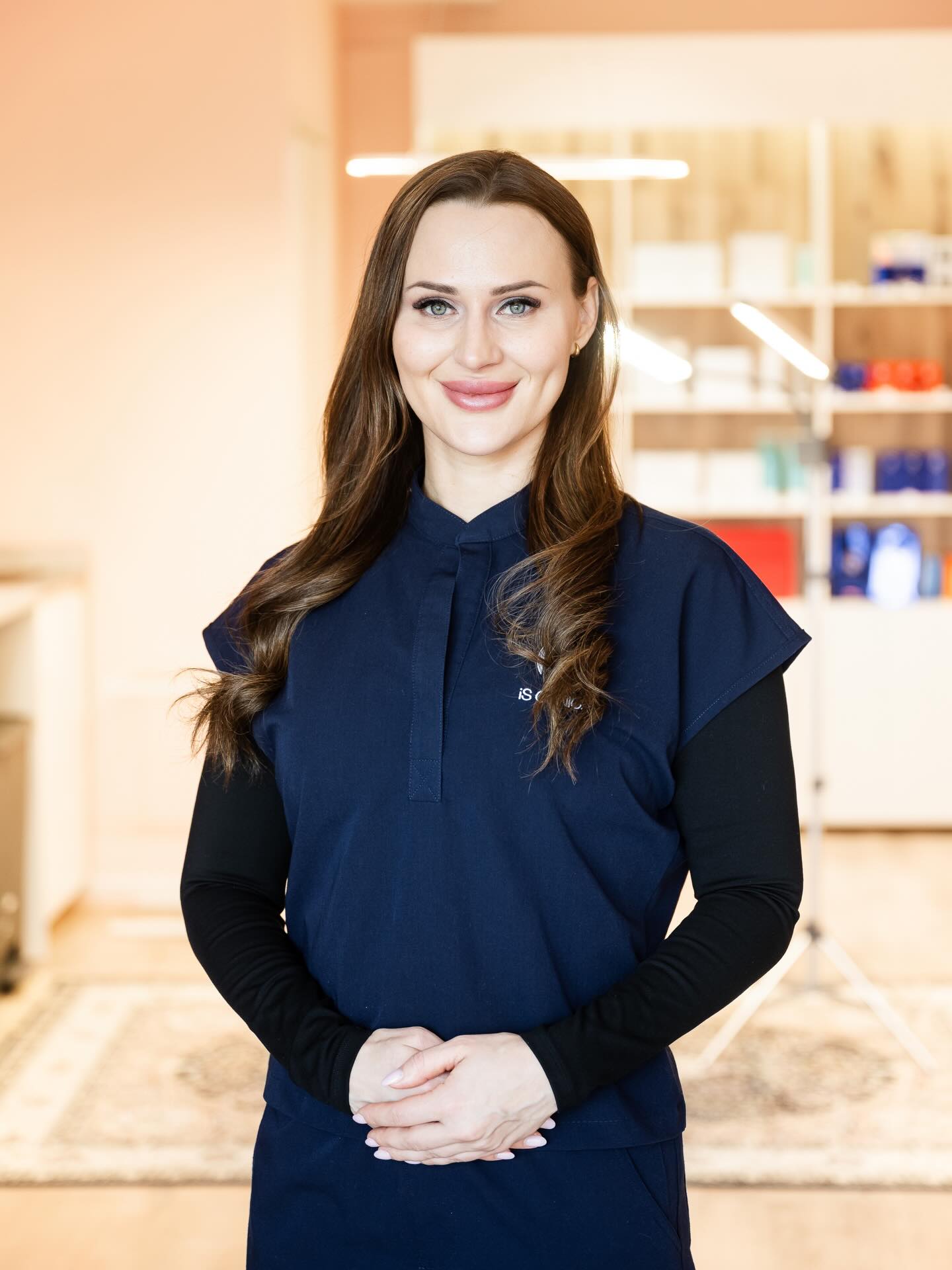 Minulla on aikaa sinulle! 💕 Olet sitten ensikertalainen tai minulle jo tuttu asiakas.
Kevät on hyvä aika aloittaa ihonhoito ennen kesää! Kiinnostaisiko sinua enemmän laitehoidot vai injektiojoidot? - Molempia löytyy hoitovalikoimastani. Tervetuloa konsultaatioon, jos epäilet mistä hoidosta aloittaa.
Laitehoidoista suosituimpia hoitoja ovat Sylfirmx ja laserhoidot.
Injektiohoidoista taas suosituimpia ovat täyteainehoidot, botox ja Profhilo.
Ensi kuun puolella valikoimaani tulee kaksi uutta pistoshoitoa. Pysy kuulolla! 🌞