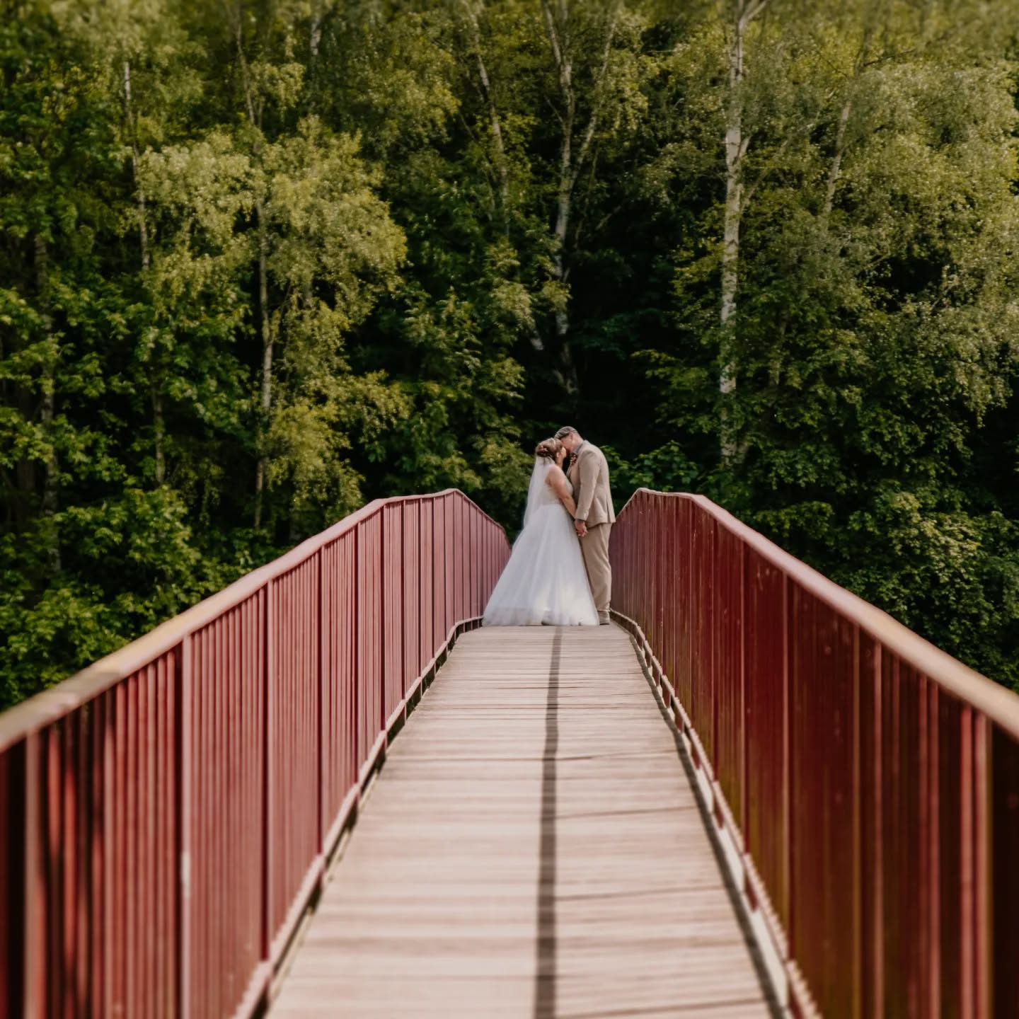 Heute gibt es einen klitzekleinen Einblick in eine sehr emotionale Hochzeit auf dem wundervollen @schloss_eichicht .
Liebe hält die Zeit an und lässt die Ewigkeit beginnen.
~ Chuck Spezzano
Ich wünsche euch beiden alles Gute! 🤍
#Hochzeitsfotografie #Brautpaar #Hochzeitsmomente #Traumhochzeit #Brautkleid #Hochzeitsfotoshoot #Hochzeitsfotograf #schlosseichicht #Hochzeitsinspiration #HochzeitsfotografieInspiration #Hochzeitsreportage #Hochzeitsfotoideen #Traumhochzeitsfoto #Heiraten #Brautstrauß #Hochzeitslocation #HochzeitsfotografieKunst #JenaHochzeit #JenaHochzeitsfotograf #SchleizHochzeit #SchleizHochzeitsfotografie #ThüringenHochzeit #ThüringenHochzeitsfotograf