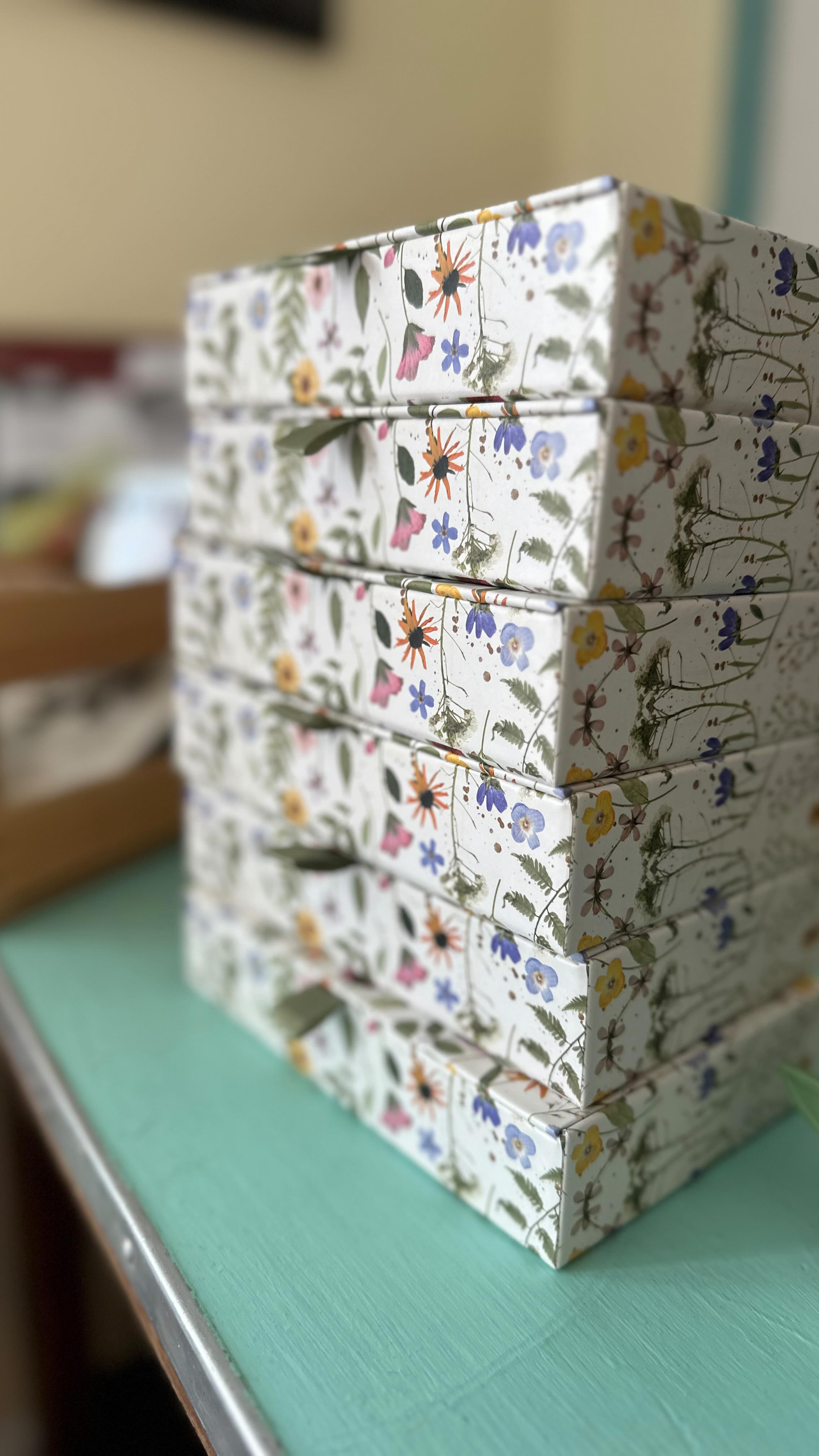 Packing starter kits for the next group of artists! 🎨 Little boxes of possibility for people who are about to fall in love with painting 🥰
Watercolor opened up a whole new world for me, and I hope that these kits & classes inspire curiosity, confidence, and even exciting new chapters for you too ♥️