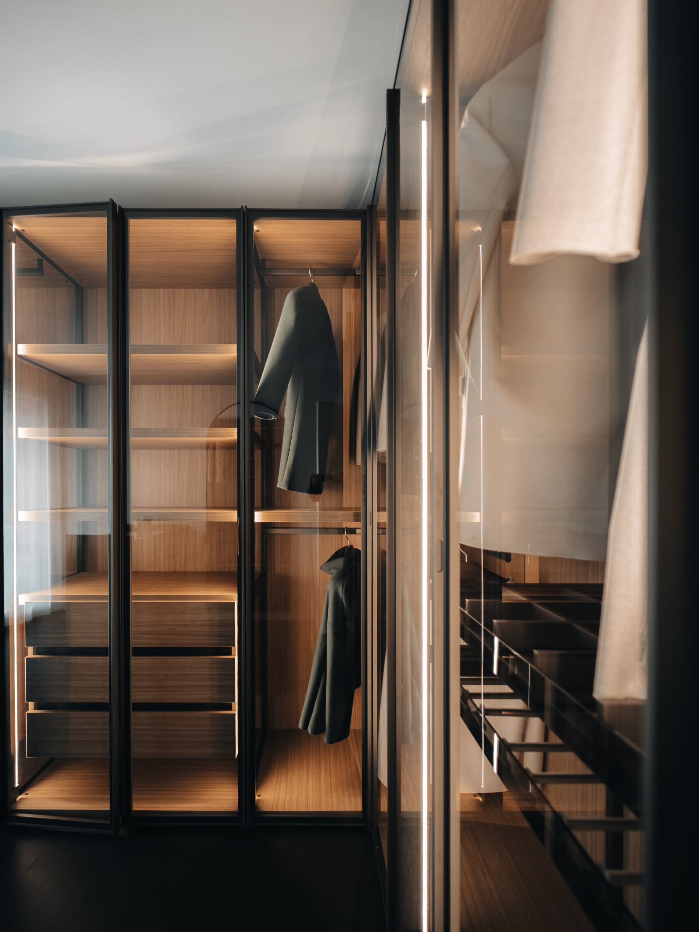 Glas trifft auf Wärme. 🪵
Die Kühle des Glases und die Struktur des Holzes in perfekter Balance. Transparenz schafft Ordnung, Licht schafft Atmosphäre.
📸@framedbynico
#materialmix #innenausbau #design #spectra #novamobili