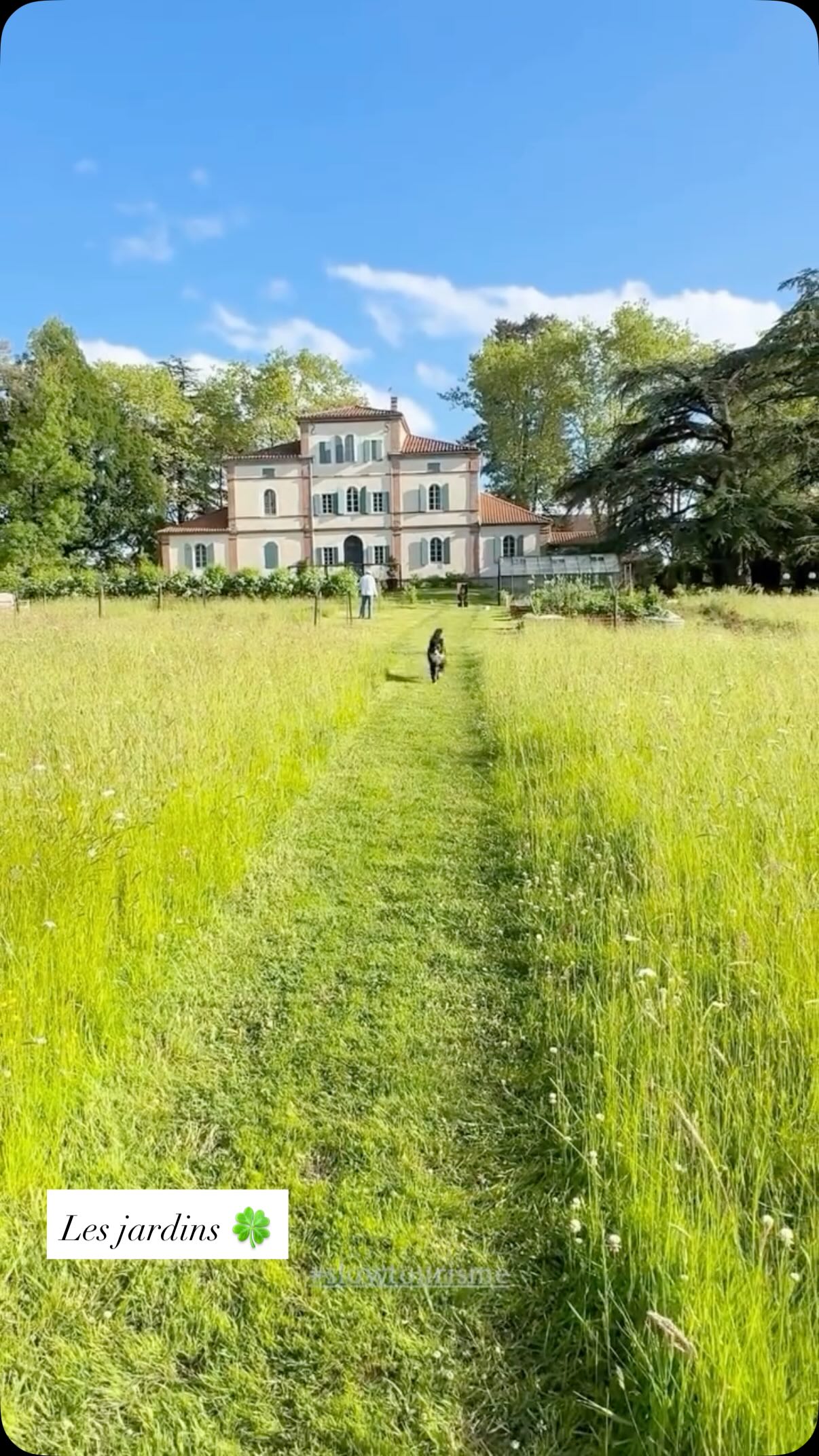 Heb jij ook al lentekriebels? 🌸 ✨
De eerste zonnige dagen zijn hier en dat smaakt naar meer. Wij kunnen haast niet wachten tot de
tuin weer volop in bloei staat. Zie je het al voor je? Relaxen aan het zwembad met de geur van
lavendel om je heen. Je vergapen aan al die prachtige rozen. Struinen door de boomgaard, de
pluktuin en de wei… 🌿 🌹
Ja, bij Oh, le château! kun je echt ontsnappen aan de hectiek van alledag en kom je helemaal tot rust in het groen. Heb je zin om deze lente te genieten van dit paradijsje? Vanaf 24 april is de B&B weer geopend!
———————-
Ressentez-vous déjà l’appel du printemps ? 🌸 ✨
Les premières journées ensoleillées sont là et elles nous donnent un avant-goût de bonheur. Nous
avons tellement hâte que le jardin soit à nouveau en pleine floraison. Vous vous y voyez déjà ? Se
détendre au bord de la piscine, entouré du parfum de la lavande. S’émerveiller devant toutes ces
magnifiques roses. Flâner dans le verger, le jardin de cueillette et la prairie… 🌿 🌹
Oui, chez Oh, le château !, vous pouvez vraiment échapper à l’agitation quotidienne et vous
ressourcer pleinement au cœur de la nature. Envie de profiter de ce petit paradis ce printemps ? La maison d’hôtes rouvre ses portes à partir du 24 avril.
#bijzonderplekje #slowtourism #voorjaarsvakantie #maisondhotesdecharme #lentekriebels