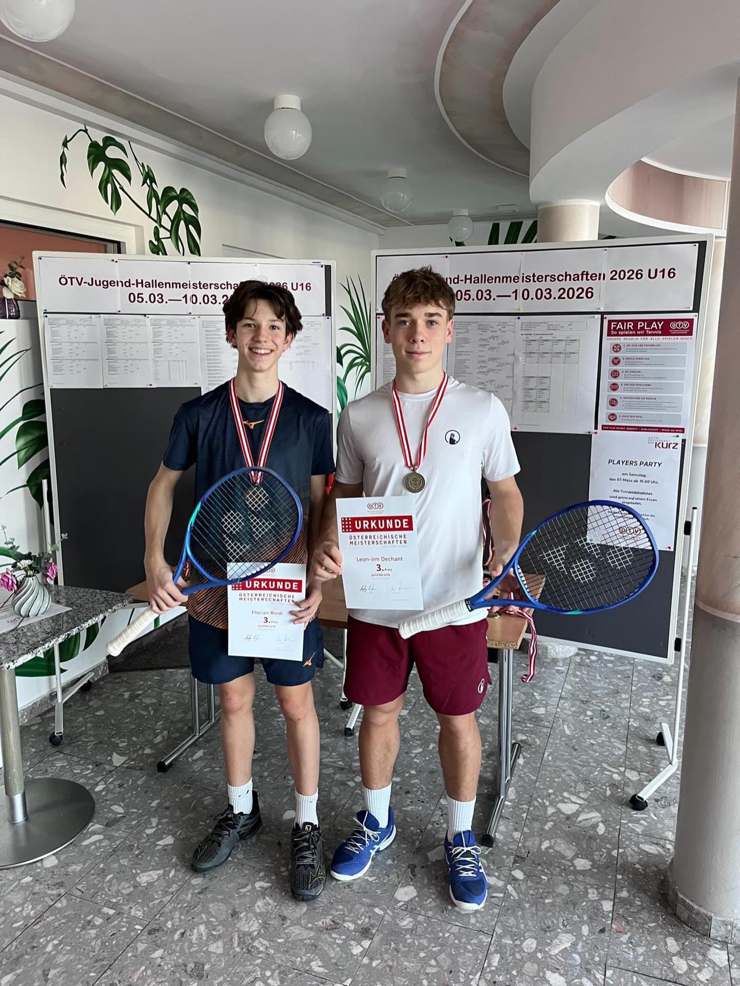 🥉 U16 Staatsmeisterschaften im Doppel!
Jimi holt sich gemeinsam mit Florian Riedl den starken 3. Platz. 💪🎾
Super Leistung und ein weiterer Schritt nach vorne – weiter so Jimi! 👏🔥
#chtennisacademy#tennis#sports#u16#staats
@yonex_tennis.de