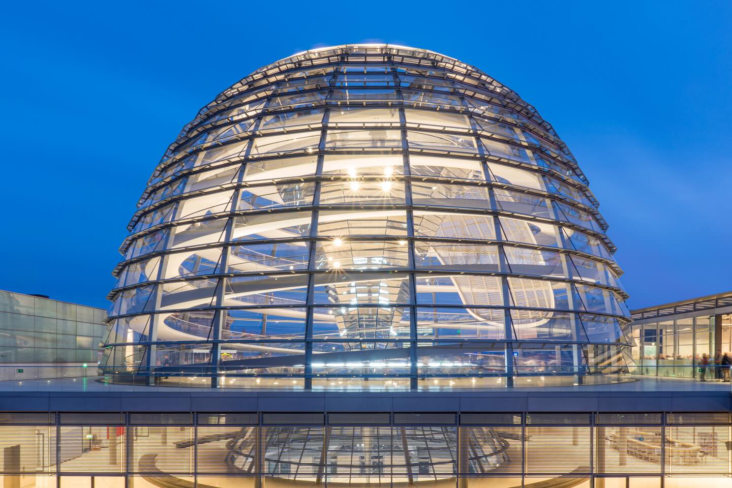 🌍Roofs Around the World🌎
🇩🇪The Reichstag Dome sits on the roof of the historic Reichstag Building in Berlin. Designed by Norman Foster and completed in 1999 after German reunification, the dome is made of steel and glass and was built on the building’s flat roof to bring natural light into the parliamentary chamber. Its spiral walkways and mirrored cone reflect light and help ventilate the building, symbolizing transparency in Germany’s modern democracy.