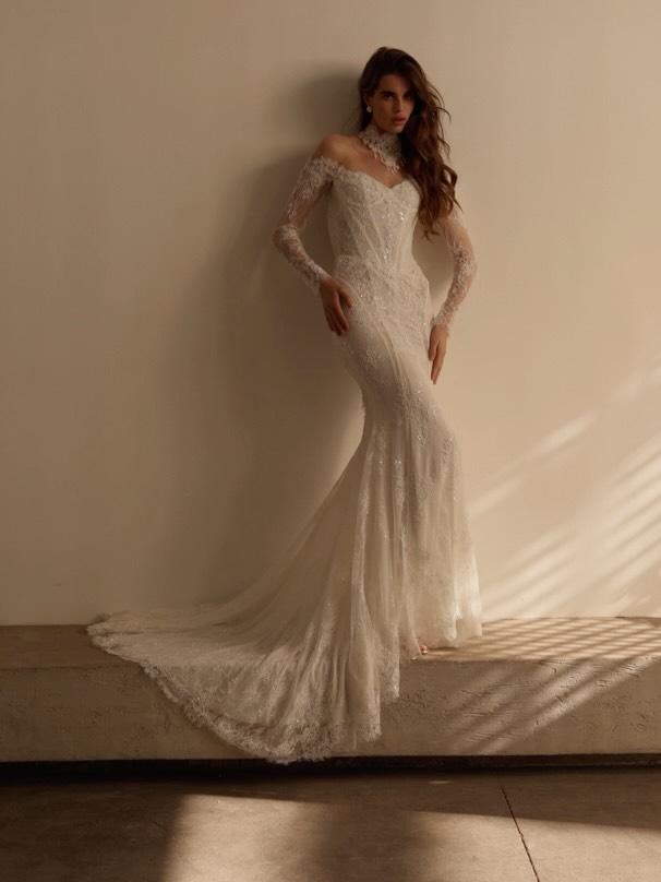 The dress that stops time. MARLENE by Milla Nova
Wenn Couture auf Sinnlichkeit trifft.
Zarte, schimmernde Chantilly-Spitze legt sich wie eine zweite Haut über die Silhouette.
Das weiche Korsett mit sichtbaren Stäbchen formt eine elegante Linie, während die schulterfreie Corsage und die feinen Spitzenärmel pure Modern Romance ausstrahlen.
Der figurbetonte Mermaid-Rock fließt in eine transparente, zarte Schleppe – ein Spiel aus Licht, Spitze und Bewegung.
Marlene ist kein Kleid.
Es ist eine Haltung.
Für Bräute, die Eleganz lieben –
aber mit einer starken, modernen Ausstrahlung.
Style it your way:
mit dem Satin-Überkleid „Maria“, dem Marlene Choker oder dem zarten Jessara Schleier für einen Look zwischen Couture und Contemporary Bridal.
Ein Kleid für Momente, die bleiben.
Ab Mai bei uns im Store 🫶!
Jetzt Wunschtermin sichern.
#millanova #weddingdress #brautmode #dresden #blushandbleudresden