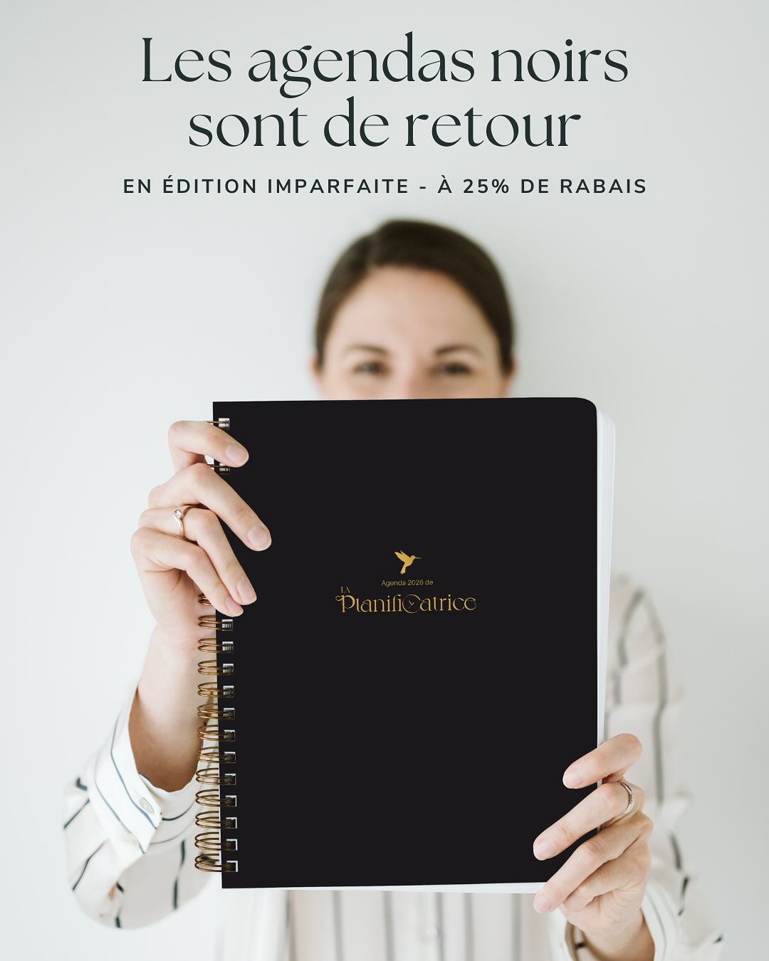 Chaque année, quand les agendas arrivent de l’imprimerie, nous faisons une vérification très minutieuse. 🔍
Et inévitablement… les exemplaires noirs présentent de légères imperfections sur la couverture.
Rien qui change l’expérience. ✨
Rien qui change l’intérieur. ✨
Seulement de petites traces esthétiques causées par la manipulation ou autour des perforations.
Pendant longtemps, ces agendas sont restés de côté.
Mais nous nous sommes finalement dit « pourquoi ne pas leur donner une seconde chance d’être utilisés? »
Parce qu’un agenda ne sert pas à être parfait sur une étagère. 😉
Il sert à :
✍🏼 planifier
💭 rêver
🗂️ organiser
👣 avancer
C’est pourquoi je vous offre ces exemplaires en édition imparfaite à 25 % de rabais.
Même agenda.
Même outil puissant.
Simplement une couverture imparfaite.
✨ Quantités très limitées.
Si vous en voulez un : Commentez PLANIFICATEUR et je vous enverrai le lien.
Ou rendez-vous directement sur la boutique!
🔗 laplanificatrice.com/boutique
Émilie (et Phil! - que je peux maintenant nommer… car les agendas, c’est rendu son dossier 😉) xo
