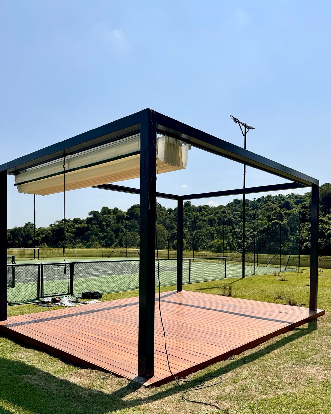 Nossos projetos transformam áreas externas em verdadeiros refúgios urbanos, unindo mobiliário de alta performance, proteção solar inteligente e a ergonomia necessária para que o conforto seja o protagonista do seu pátio.
Valorize o convívio. Transforme o seu outdoor com a expertise @arthurdecor