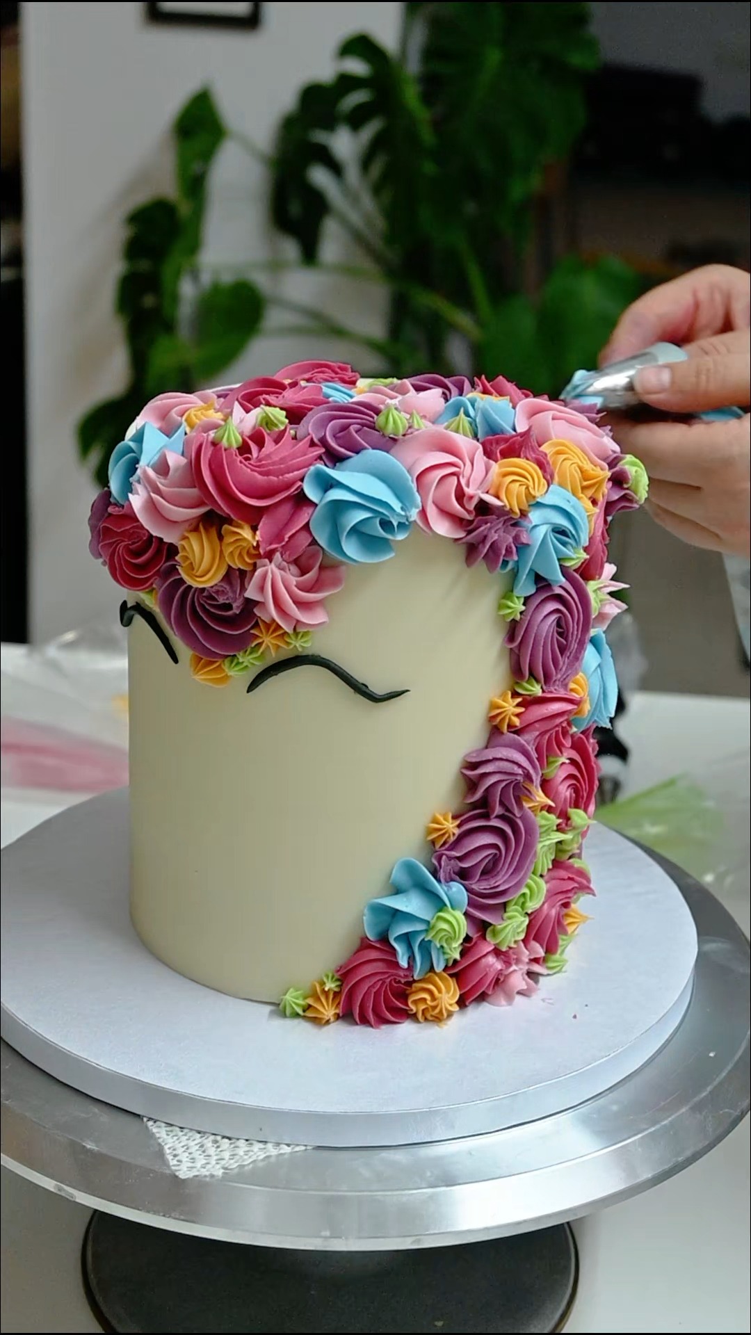 The fun part ๐ฆ
Rainbow swirls, ears and a little horn moment.
#CakeDecorating #UnicornCake #BirthdayCake #ButtercreamSwirls #CustomCake #CakeDetails #BakersOfInstagram #cyprusbaker