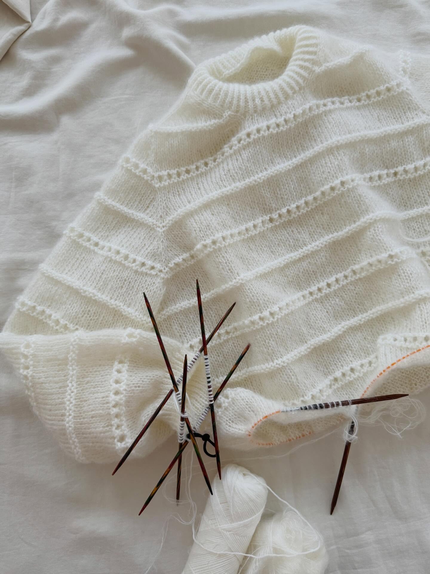 It’s always a good feeling when a pattern is on its way and the feeling gets even better when I can reassure myself in real life that the fit is working out across many different sizes and body types 🥰😍
.
.
.
Pattern in progress by me and coming mid April: #ronisweater
.
Yarn: Tilia and Arwetta by @filcolana
.
Advertising
.
#knit #knitknitknit #nevernotknitting #stricken