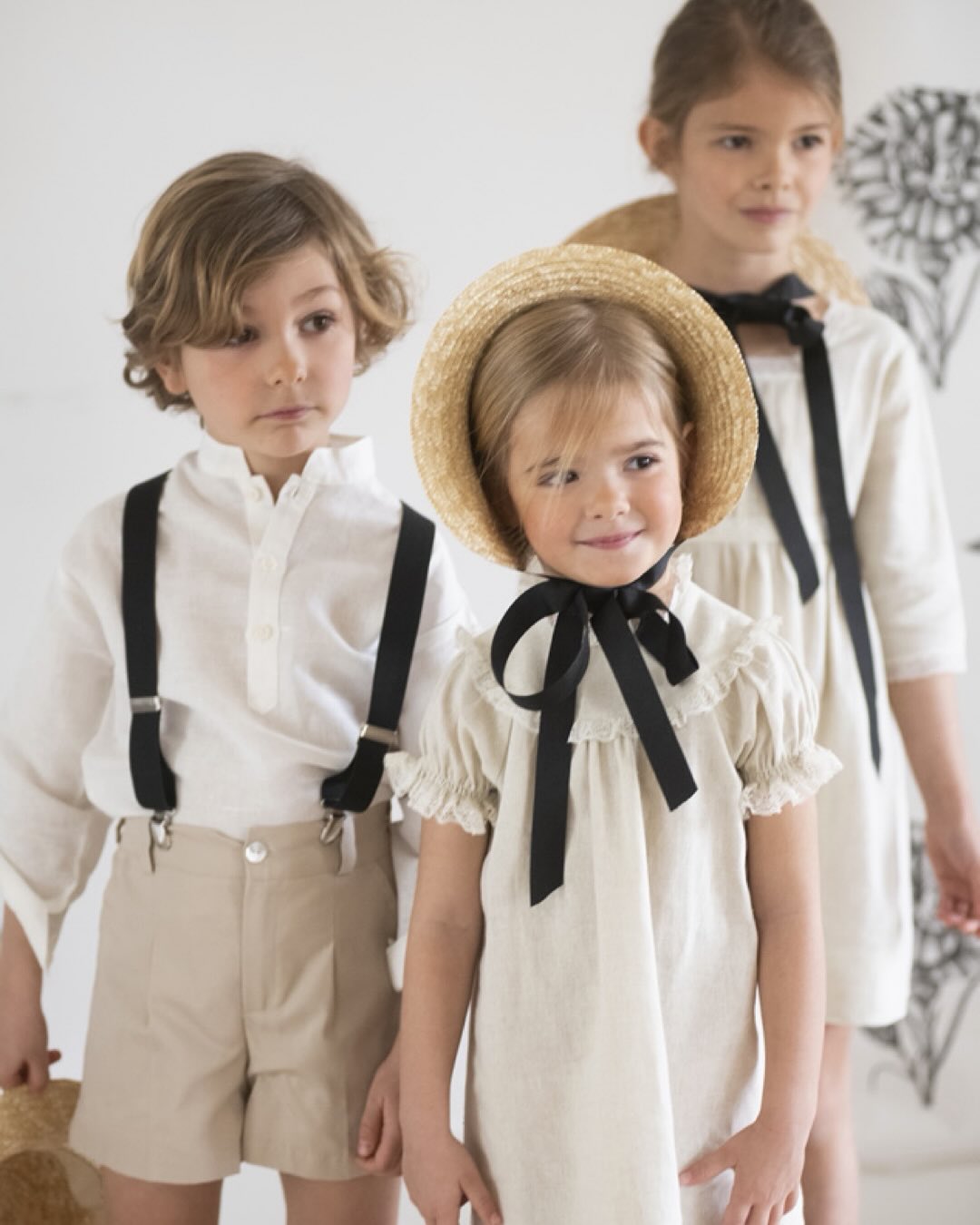 ¡Nos encanta este trío! Las niñas con el modelo Cloe y el modelo Paloma y el niño con camisa y pantalón en los mismos tonos. Los sombreros y capota de @masario.es con cintas en negro es lo que le da un puntazo al conjunto. 🖤🖤🖤