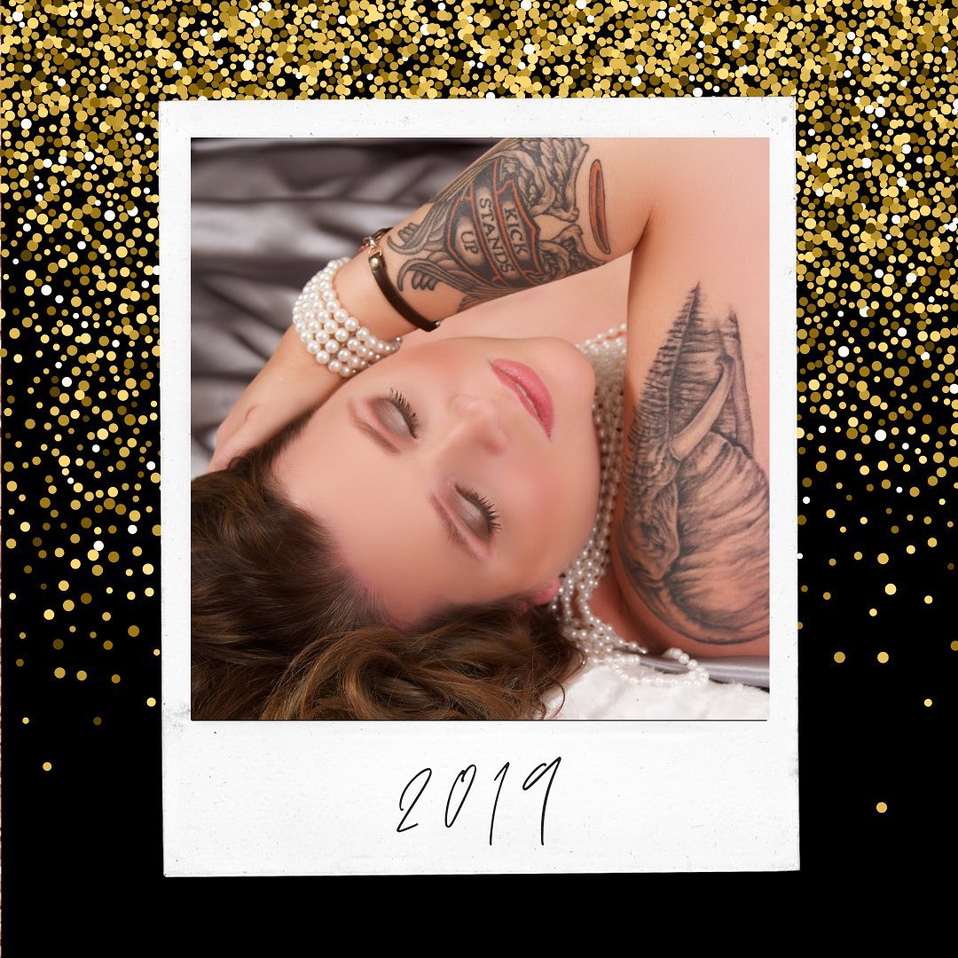 1 year apart sessions!! This lovely lady came in back in 2019 for a session and loved the experience and photos so much she came back 1 year later for an updated shoot!! When she first came in I had just started with a new business coach, a new posing flow and was extremely nervous about getting enough shots. Now I’ve mastered my posing flow, added new poses, taken out poses that haven’t worked for me and delivered her a new and fantastic experience!! Check out this 2019 vs 2020 comparison!! #photographer #photography #austin #atx #oneyearlater #boudoir #beautiful #confident #stunning #empowerment #growth #update #studio #bedroom #passion #selflove