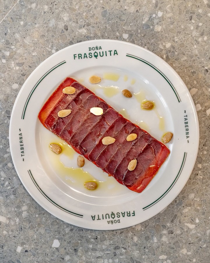 ¡Toma que toma ta! 👏🏽 Nuestra taberna es un rincón único donde la magia de la cocina y la conversación espontánea surge.
📍José López Rodríguez N7
-
#taberna #sanfernando #doñafrasquita #cocina