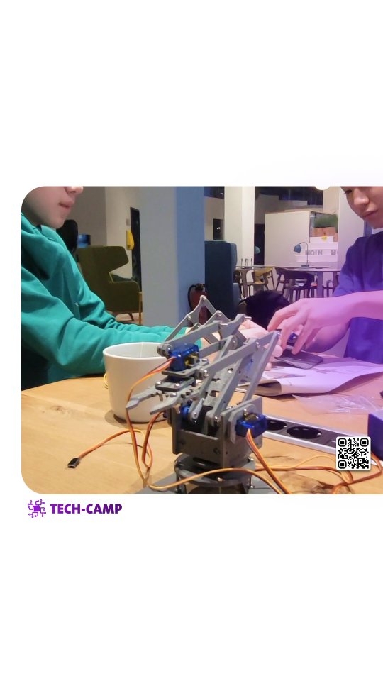 Beim Bau des Roboterarms geht es nicht nur um Technik, sondern vor allem um Zusammenarbeit. Die Jugendlichen unterstützen sich gegenseitig, helfen bei Herausforderungen und entwickeln gemeinsam Schritt für Schritt ein funktionierendes Projekt.
Dabei stärken sie wichtige Softskills wie Teamarbeit, Kommunikation, Geduld, gegenseitige Unterstützung und problemlösendes Denken. Genau solche Erfahrungen machen Workshops besonders wertvoll. Gemeinsam lernen, gemeinsam wachsen und gemeinsam Erfolge erleben 🤖
#Teamarbeit #Jugendprojekt #Robotik #MINT #TechCampAcademy