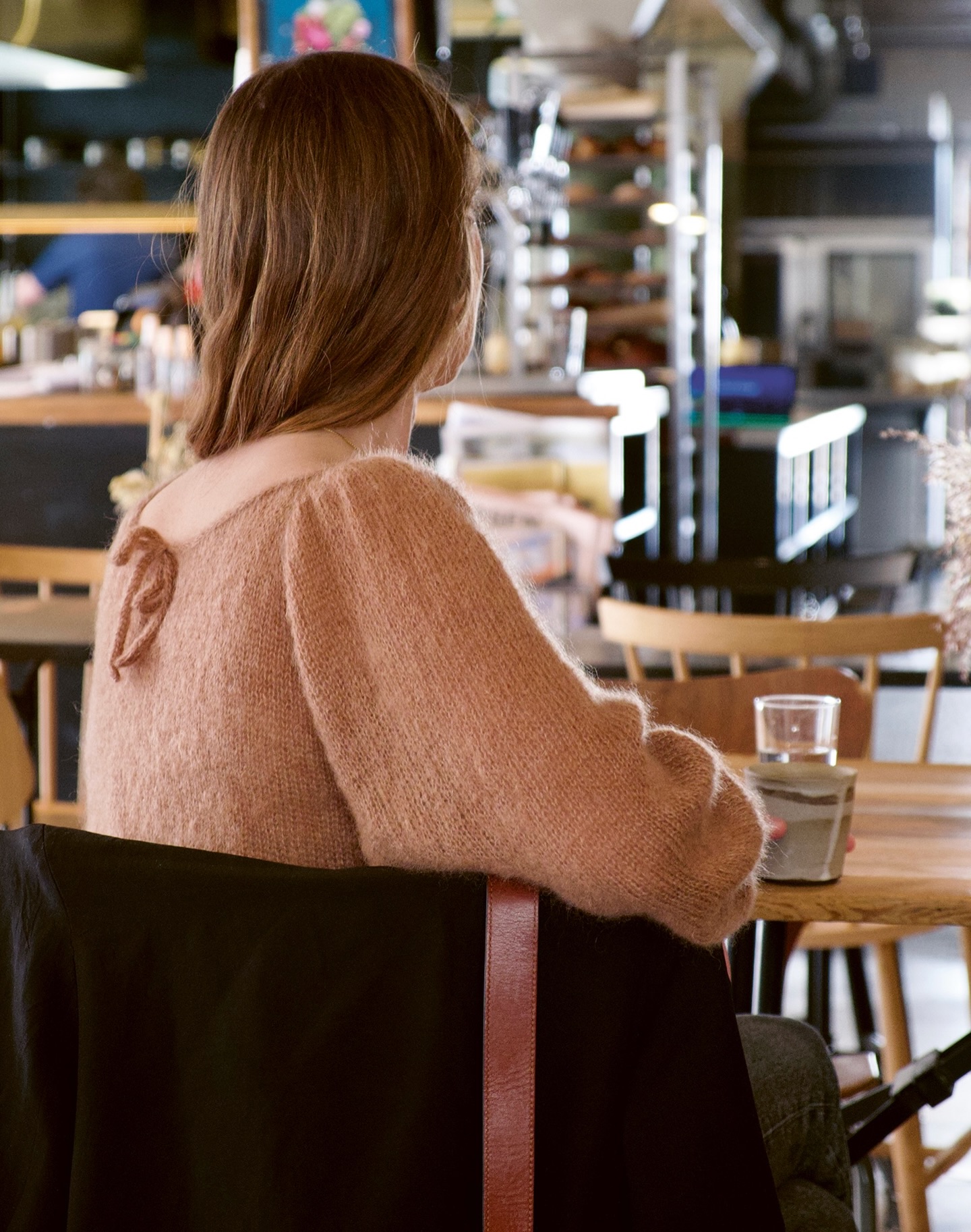 R u b u s B l o u s e
A romantic blouse with balloon sleeves and a boat-shaped neckline, closed with a small tie that can be worn at the back or the front, as the neckline is designed for both. All edges are finished with I-cords.
Pattern available on Ravelry and at www.refinedknitwear.com
-
-
-
#knitting_inspiration #knitwear #strik #refinedknitwear #rubusblouse