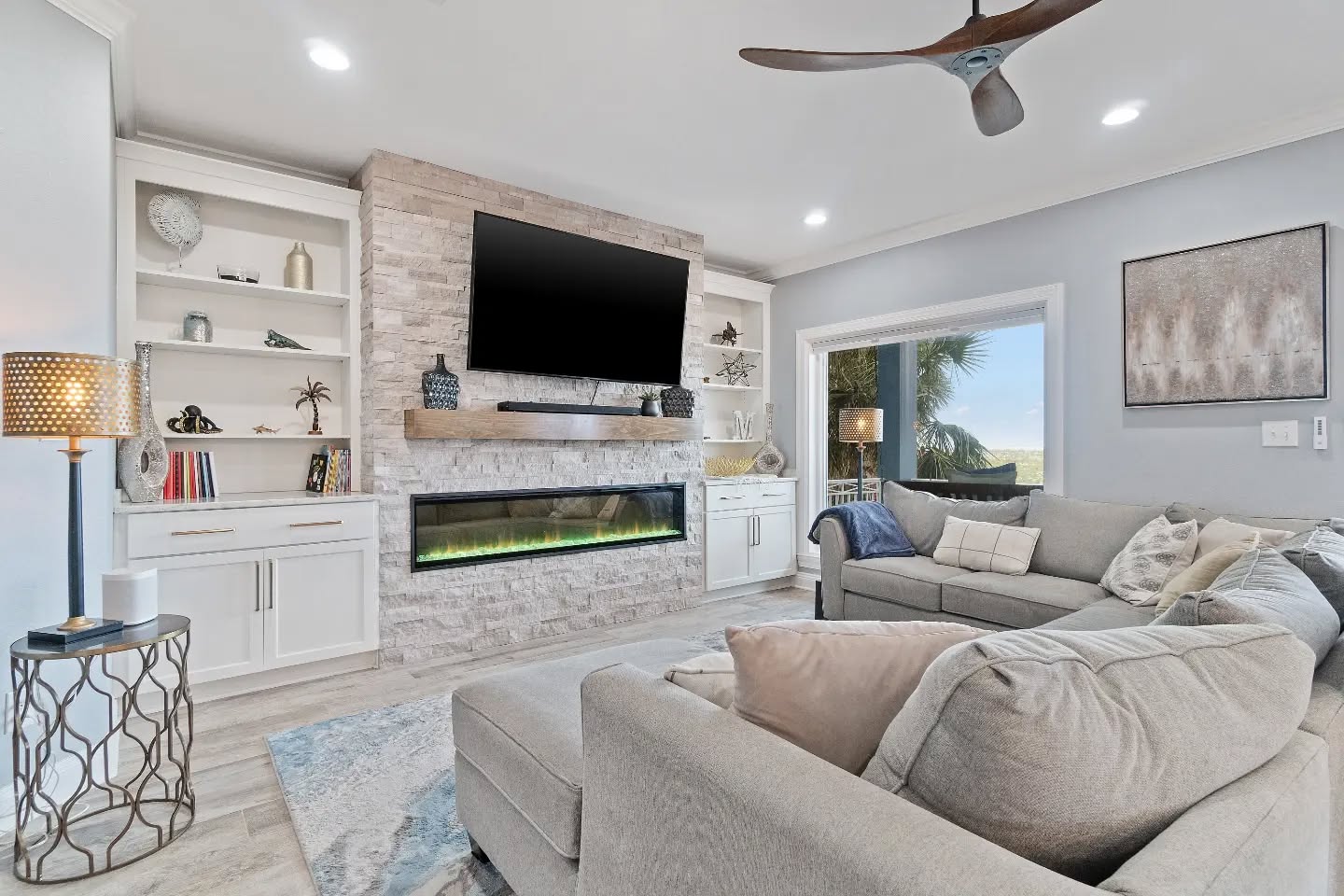 Who else wants to warm up some hot chocolate and cozy up infront if this fireplace for the day with some movies?
@starmarkcabinetry
@floridatile