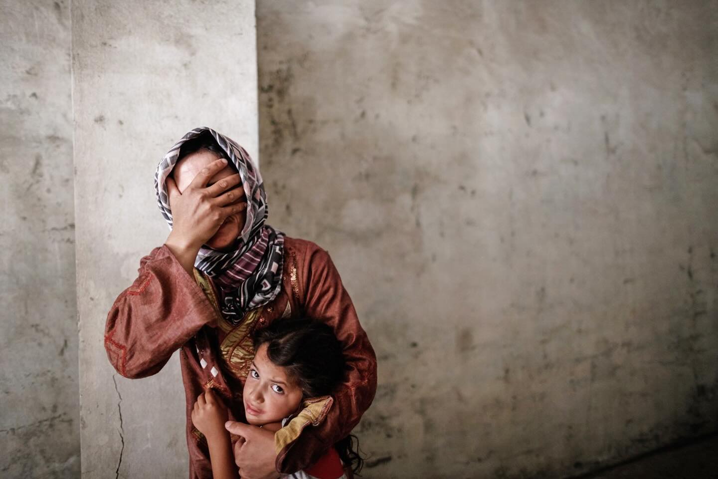 Hoje é o Dia Internacional da Mulher. Uma data para celebrar conquistas, mas também lembrar de desigualdades que ainda persistem, especialmente em tempos de Guerra!
Em desastres ambientais, conflitos e emergências humanitárias, meninas e mulheres costumam ser as mais afetadas. Estatísticas de organizações internacionais mostram que elas enfrentam maior risco de violência, exploração, perda de renda e dificuldade de acesso a cuidados básicos, saúde e educação quando tudo entra em colapso.
Quando uma crise acontece, desigualdades que já existiam tendem a se aprofundar!
Por isso, neste Dia Internacional da Mulher, a reflexão vai além da celebração. É um lembrete de que respostas humanitárias, políticas públicas e iniciativas sociais precisam olhar com atenção para essas vulnerabilidades e trabalhar para que deixem de ser regra.
Que o futuro seja menos desigual, inclusive e principalmente, nos momentos mais difíceis. 💙
📷: Cristopher Hutchinson (Mãe e filha Guerra da Síria- Copyright free)