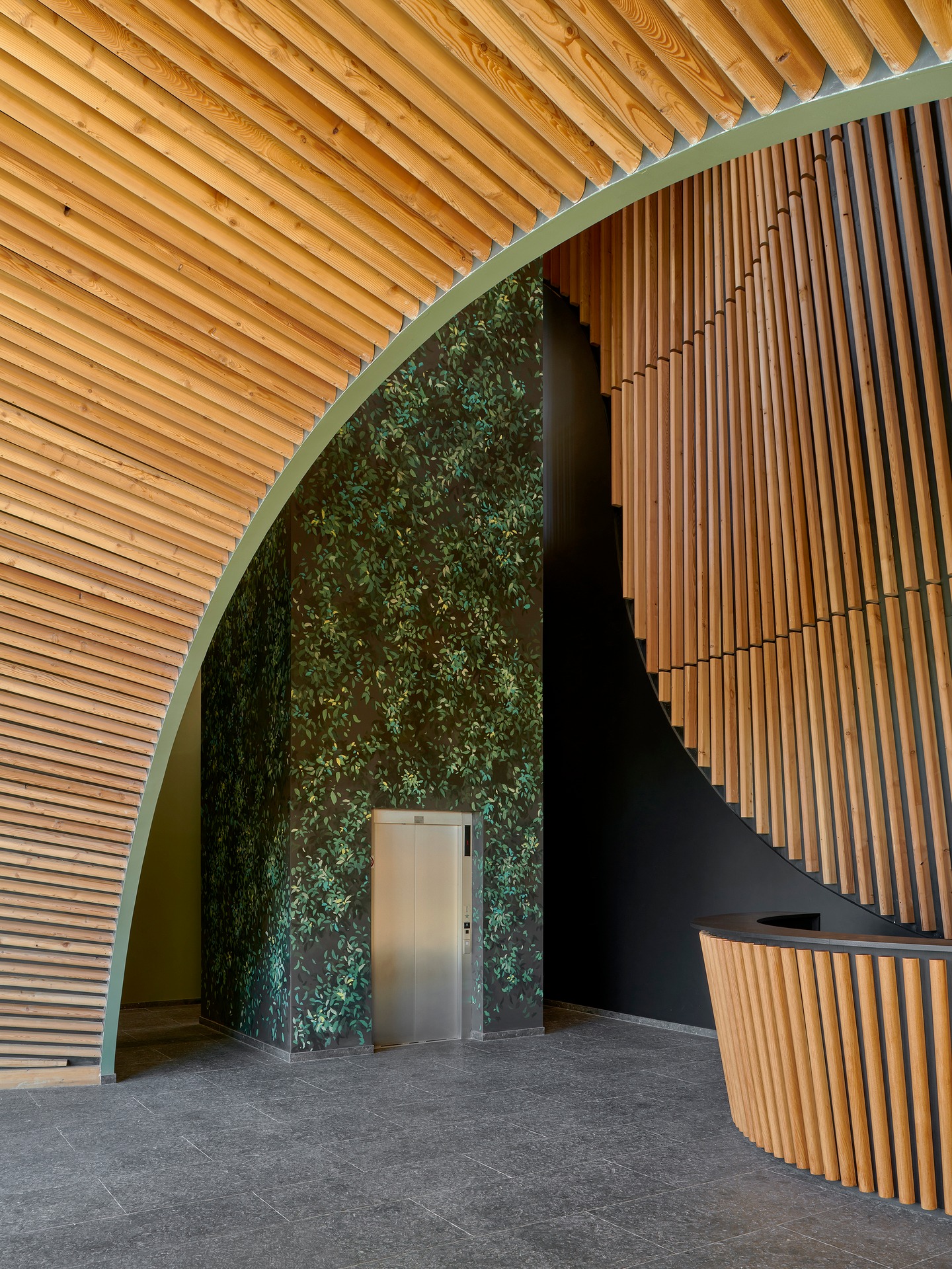 Pictalab dipinge, per Planet Farms, un vero e proprio bosco verticale: una carezza di foglie sulla pelle dell'architettura. Non sono solo pareti, sono orizzonti ritrovati: dove finisce l’opera dell’uomo e dove inizia la magia della natura? Qui, il rigore architettonico del legno incontra la danza selvatica di foglie dipinte a mano, specchio di una natura che evolve senza mai perdere la sua purezza. È il racconto di un equilibrio nuovo: quello tra la precisione dell’uomo e la saggezza della terra. Un omaggio verticale a un mondo dove il domani è già germogliato, protetto e vibrante di vita. @planetfarms Photo: @max_pescio
