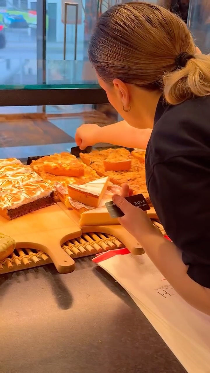 Grüße aus Rohrdorf - Hier kommt Part 2! 🎬
Heute zeigen wir euch, was bei uns am Mittag los ist. Von süßen Kuchen-Träumen bis zu unseren deftigen Klassikern wie Schnitzelbrötchen und Fleischkäse – wir lieben, was wir tun! 🥯🔥
Unser täglich wechselndes Mittagessen findet ihr in allen Filialen mit Mittagsangebot. 🥘
Kommt vorbei – wir freuen uns auf euren Besuch in all unseren Filialen! ❤️
#baeckereiraisch #raisch #handarbeit #verkäufer #bäckerei