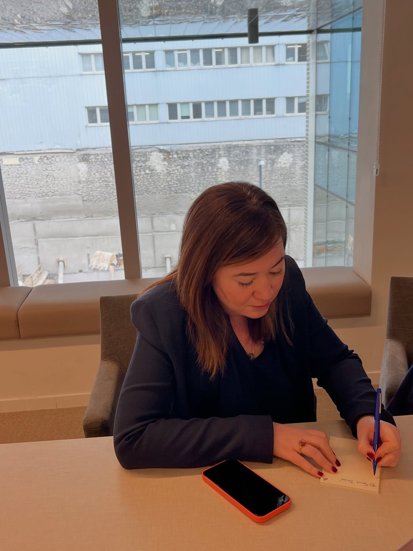 Lundi 6 octobre 2025.
Bureaux de Hachette.
Sur cette photo, je prépare simplement une liste de médias pour accompagner le lancement du livre témoignage de Pierre Yonas. @pierre_yonas
Un moment de travail presque banal.
Ce que j’ignorais à cet instant, c’est que cette journée marquerait le début d’une nouvelle mission :
accompagner Pierre Yonas comme agent et attachée de presse indépendante avec @mamaeditions
Depuis, j’observe un phénomène assez fascinant.
Lorsqu’une personne devient visible, ce ne sont pas seulement les regards bienveillants qui apparaissent.
Il y a aussi les tensions invisibles qui gravitent autour de la lumière.
Convoitise.
Comparaisons.
Narrations approximatives.
Petites rivalités d’ego.
Rien de nouveau sous le soleil humain.
Et pour être claire :
Pierre Yonas n’est pas la cause de ces turbulences.
Elles existent simplement autour de toute figure exposée.
Dans ce contexte, mon rôle est simple :
garder le cap, protéger les intérêts, filtrer le bruit et maintenir un cadre professionnel.
Et je tiens aussi à dire ceci :
Dans cette aventure, j’ai également rencontré des personnes remarquables : professionnelles, élégantes, sincèrement bienveillantes.
Elles se reconnaîtront.
Je ne suis ni une cible ni une machine.
Je suis simplement quelqu’un qui fait son travail avec loyauté, même lorsque les conditions deviennent… sportives.
Et malgré les freins personnels que j’ai traversés ces derniers mois, je continue d’assumer chacune des missions que j’ai acceptées.
Le reste appartient au bruit.
Nittaya, un point c’est tout.