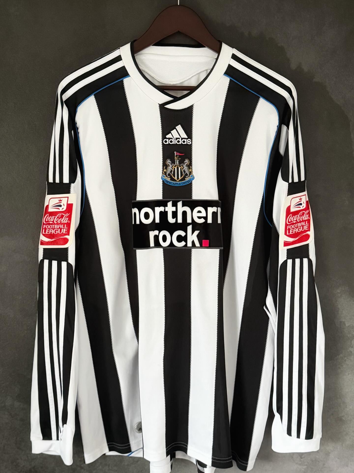 Newcastle United 2009/10 Home shirt by @adidas
The jersey worn in the championship when Newcastle got relegated after a catastrophic season that saw the magpies go through 4 managers in a season
Alan Shearer being given his only managerial role for just 7 games before we eventually went down
Some big stars left including Michael Owen to Manchester United
Obafemi Martins to Wolfsburg as well as Mark VIDUKA being released
Former Man United midfielder Alan Smith joined the toon in 2007 from manchester, he stayed after the relegation and actually captained a lot of the games which saw Newcastle promoted back to the Premiership with a record 102 points
This shirt marks the last of the adidas collaborations before being made by Puma, Adidas made some of, if not all of our best jerseys, this one in particular has really nice breathable fabric, detailed embroidered crest, the central flock sponsor is great even if it’s just a bank
The original Championship name print is so much nicer than the prem print, as are the sleeve patches
Overall a really cool shirt that signifies the return to the Premiership for the toon
Overall rating: 8/10
Let me know your rating..
#nufc #toon #football #magpies #footballshirt