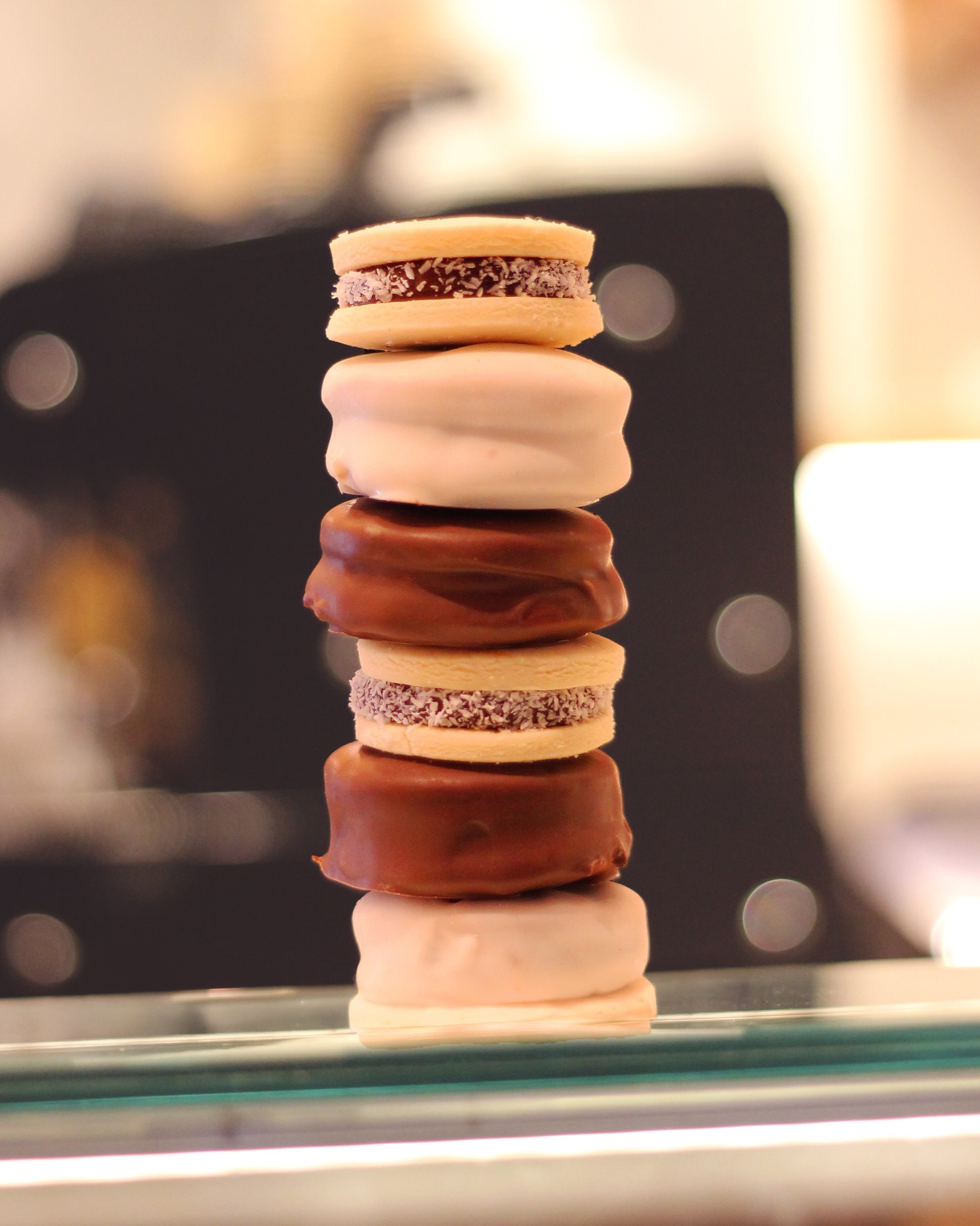 Ya seas fan del chocolate con leche, del chocolate blanco o del coco…
hay algo en lo que todos estamos de acuerdo:
cuanto más dulce de leche, mejor 🤤
Alégrate el inicio de semana con nuestros alfajores argentinos🇦🇷🍪